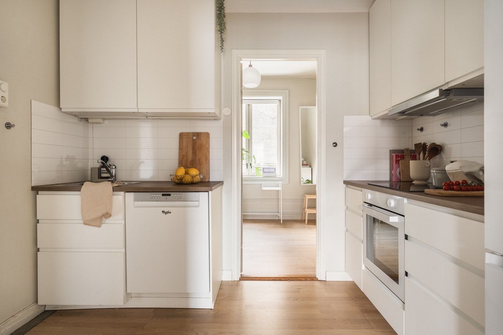 Det er integrert komfyr og platetopp, samt frittstående oppvaskmaskin og kjøleskap. Platetoppen er fra 2025, mens komfyr og kjøleskap er kjøpt nytt i 2026. Galleribilde