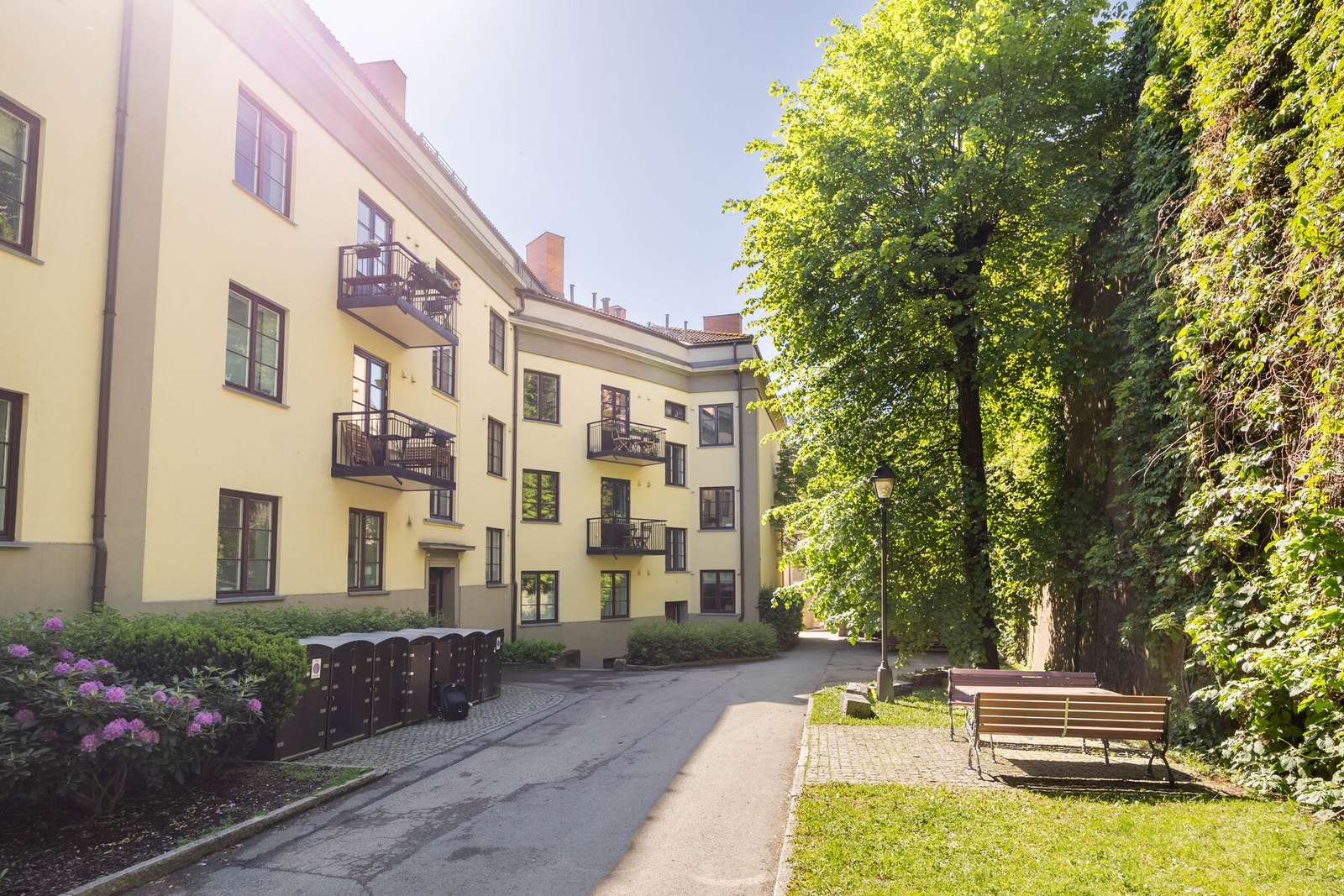 Bakgården er pent opparbeidet. Galleribilde