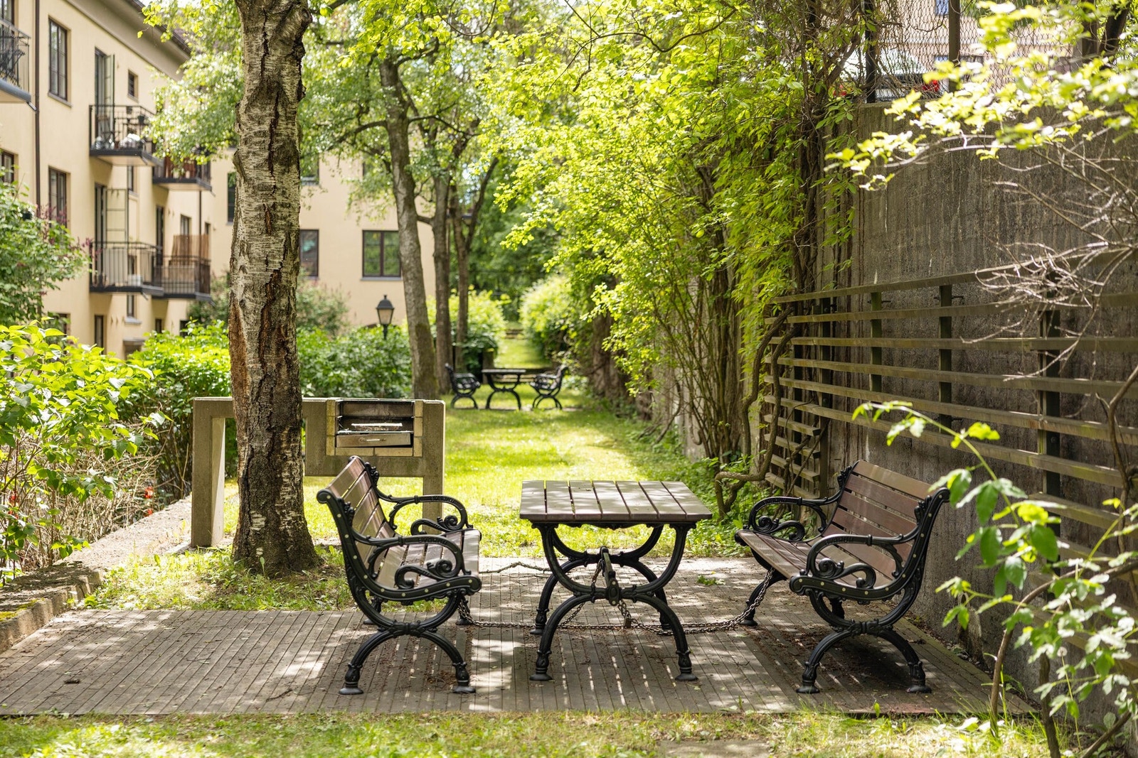 Flere sittegrupper i bakgården til felles bruk. Galleribilde