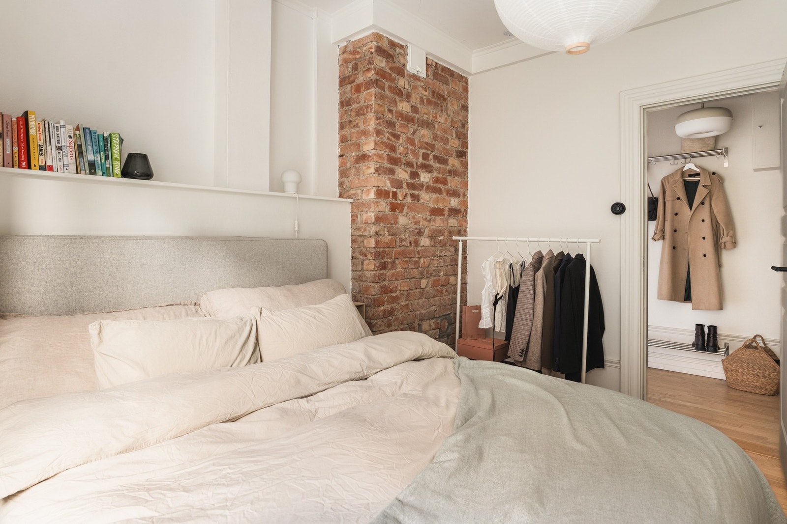 Eksponert teglsteinsvegg gir et lunt preg. Galleribilde