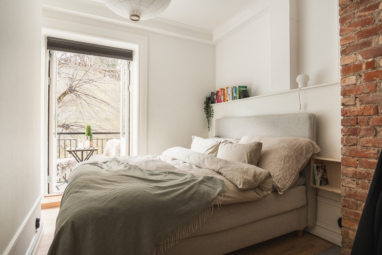 Det naturlige hovedsoverommet er romslig med god plass for stor seng og tilhørende nattbord. Galleribilde