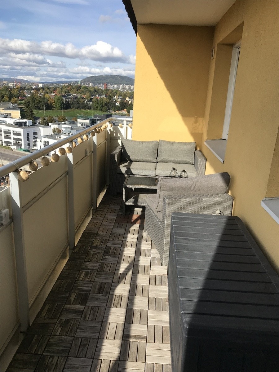 Vestvendt balkong med svært gode solforhold Galleribilde