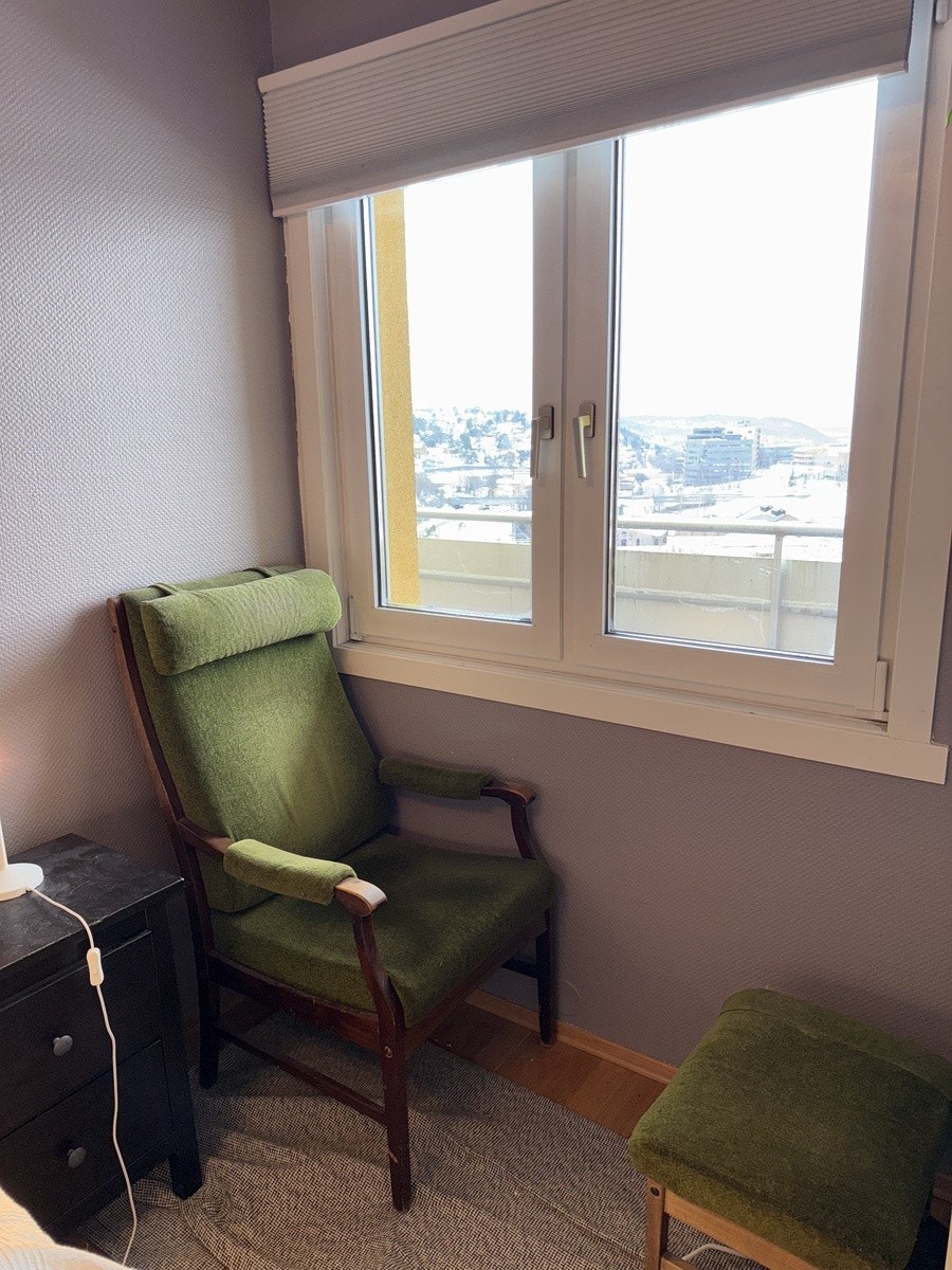 Nåværende leietaker har innredet rommet slik at han har en koselig lesekrok ved vinduet Galleribilde