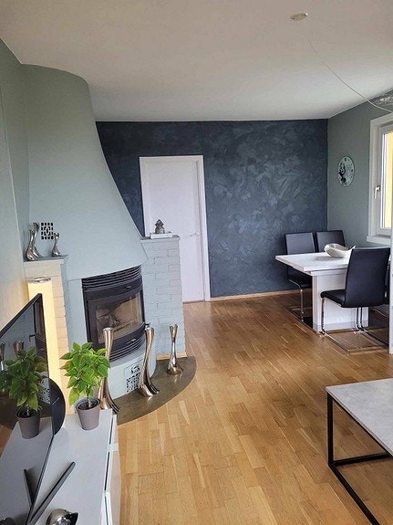 Romslig stue med spisegruppe Galleribilde