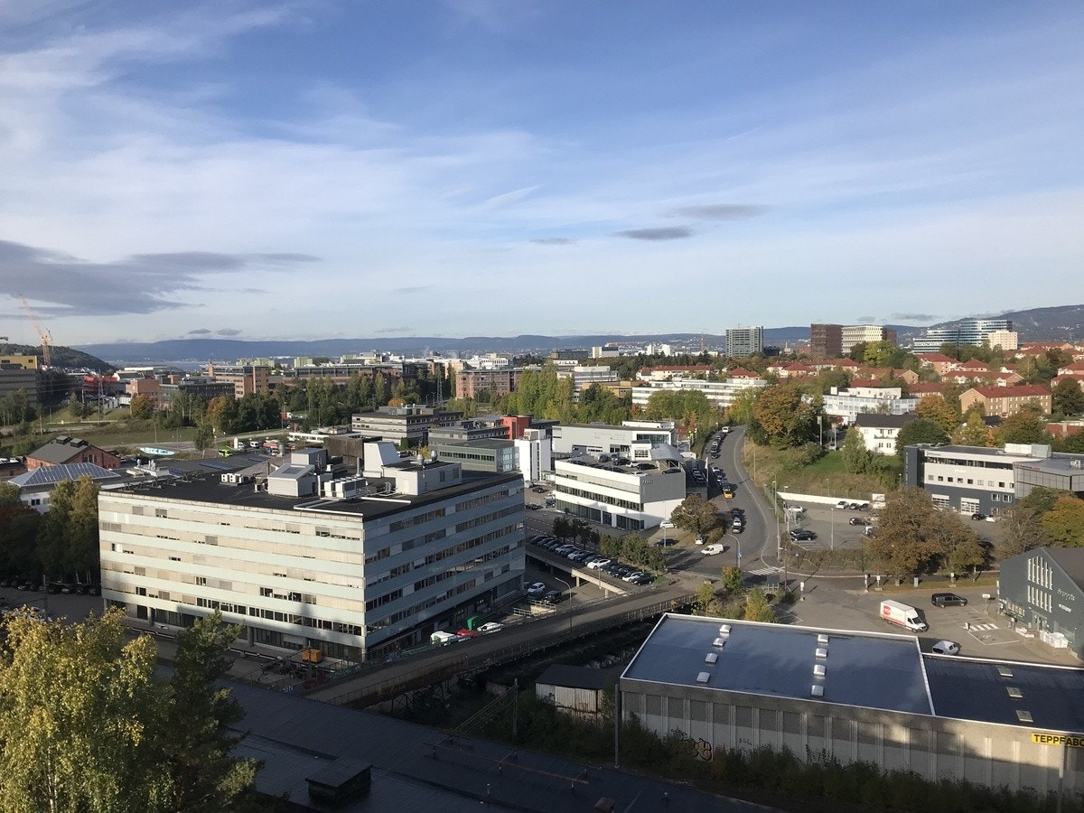 Leiligheten ligger i øverste etasje med flott utsikt over byen Galleribilde