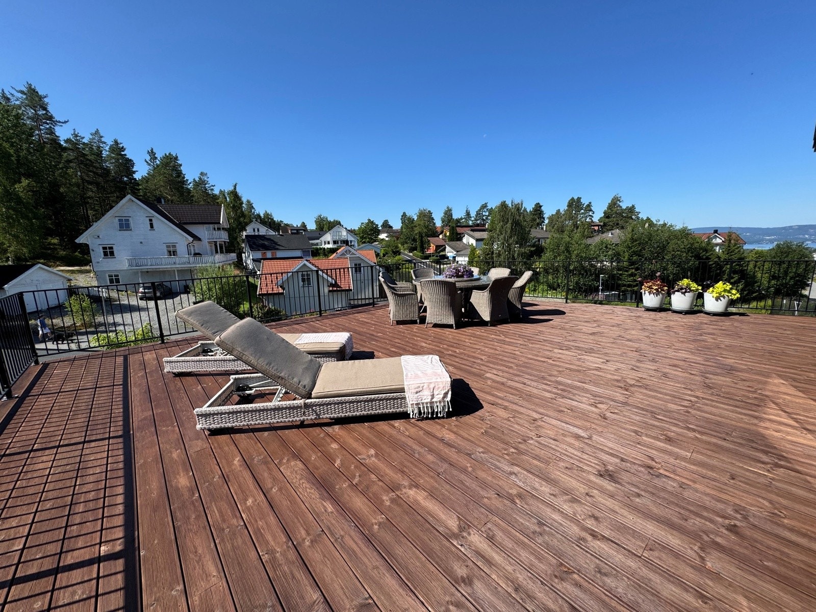 Stor takterrasse med gode solforhold og utsikt mot Oslofjorden. Galleribilde