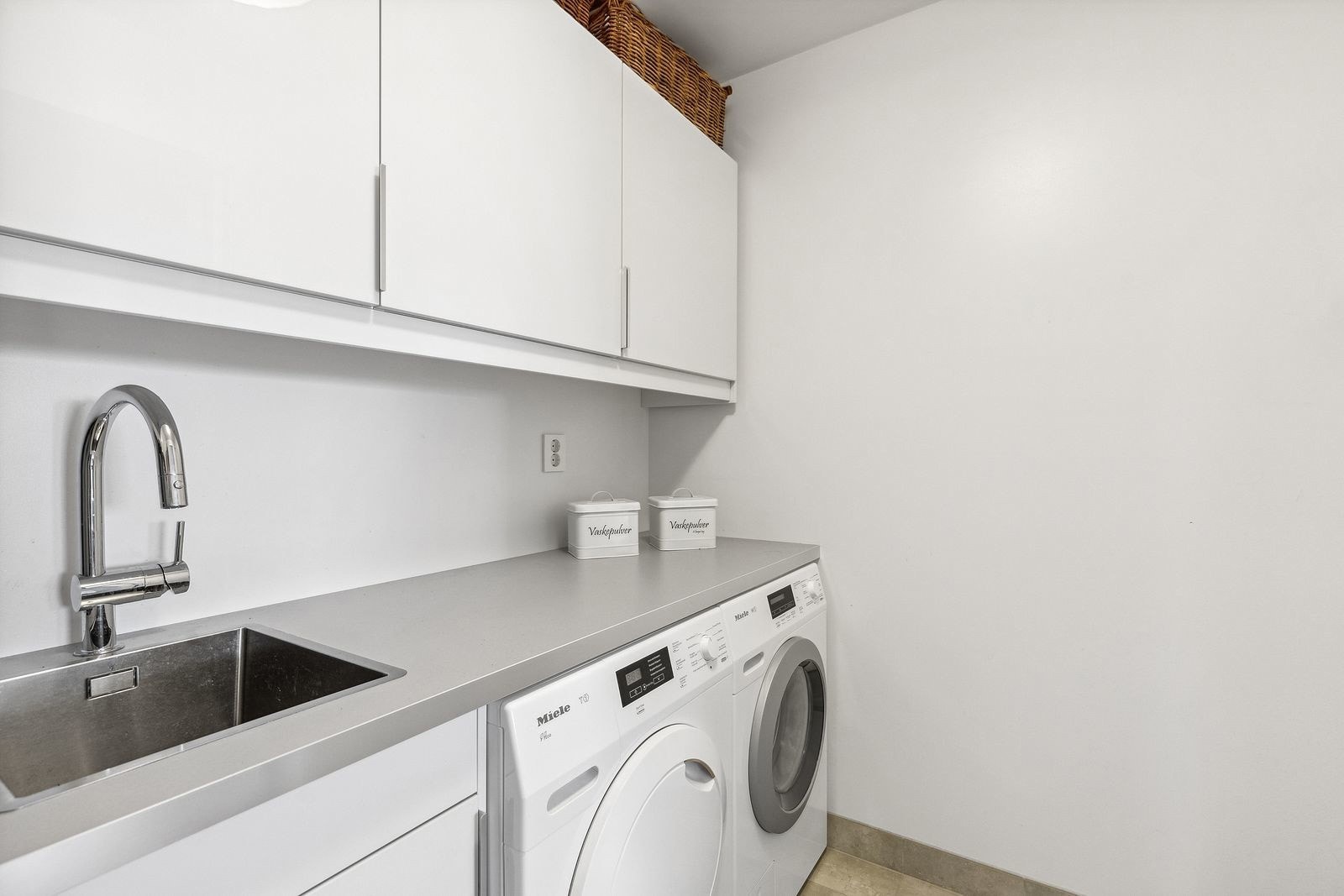 Praktisk flislagt vaskerom med gulvvarme. Galleribilde