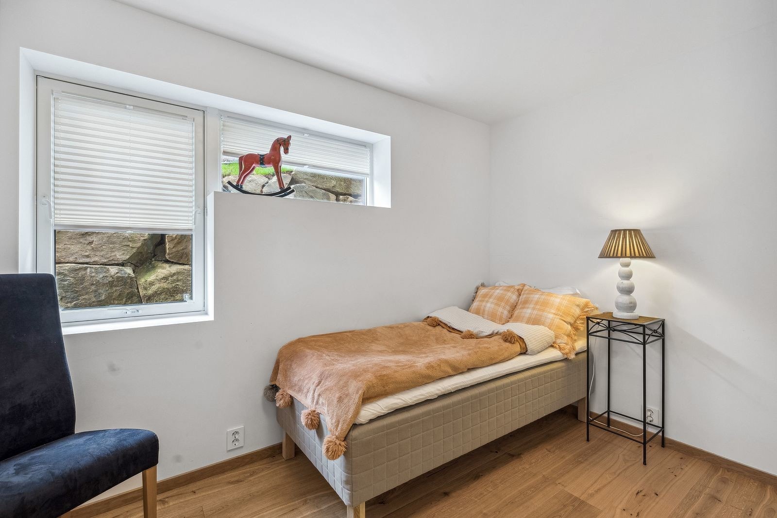 Soverom med plass til både seng og garderobe. Galleribilde