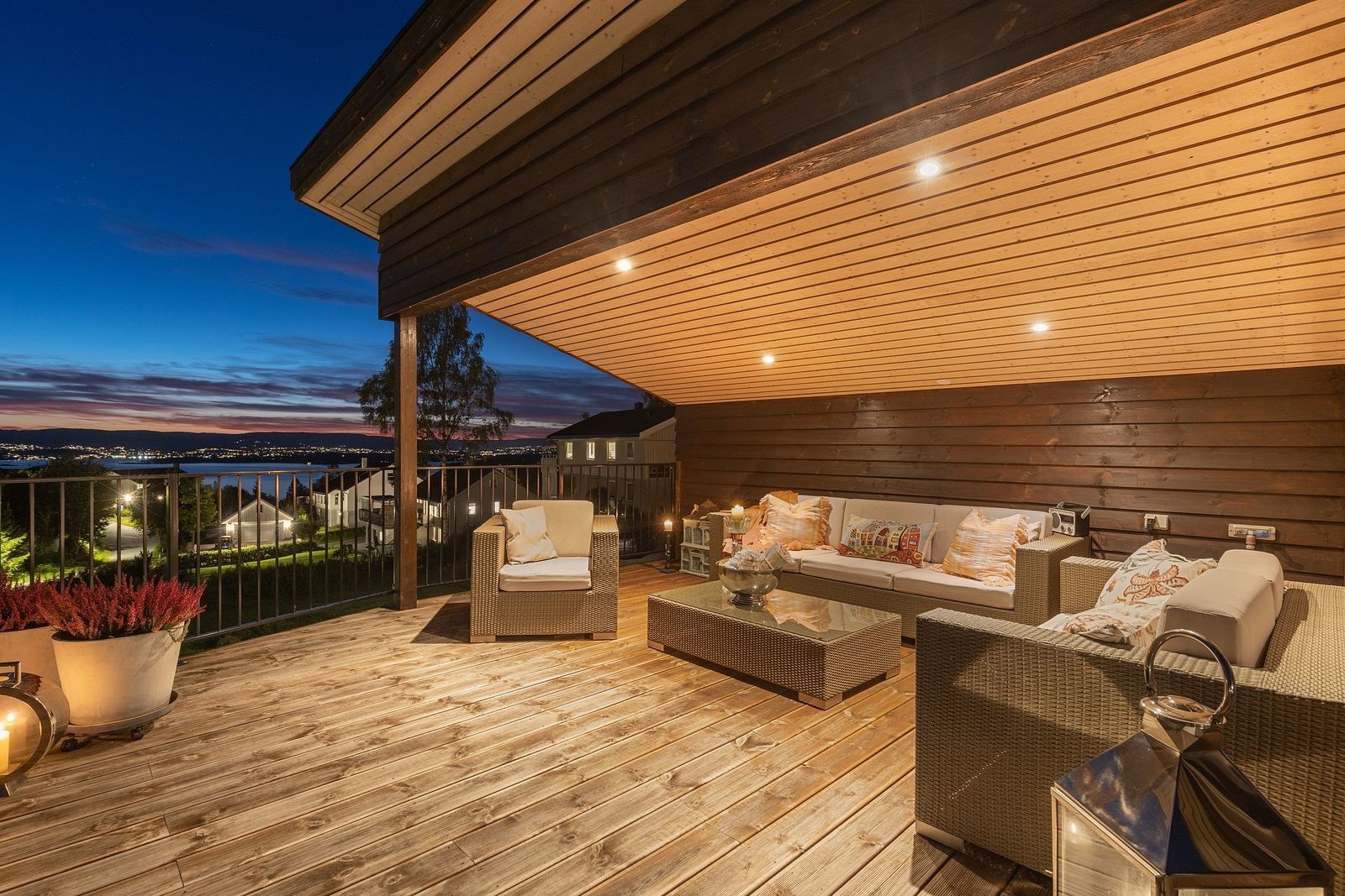 Hele 101 kvm vestvendte terrasser med fjordutsikt og svært gode solforhold - perfekt for både avslapning og sosiale sammenkomster. Galleribilde