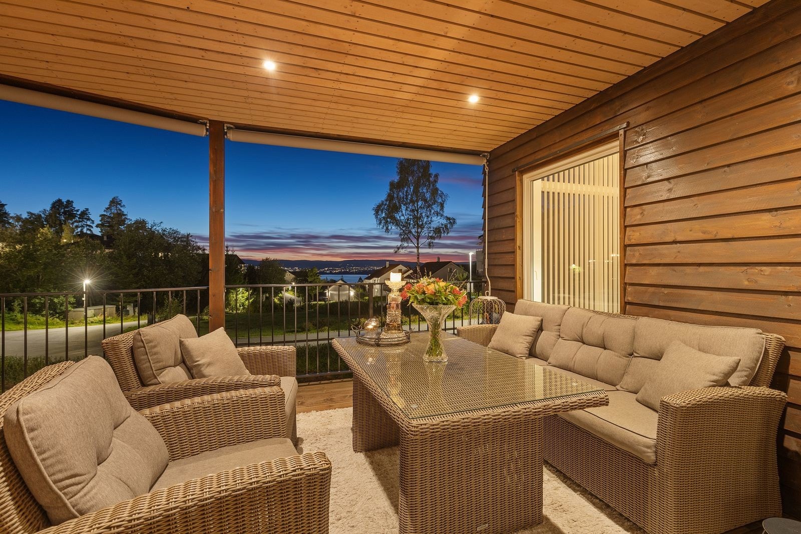 Overbygget terrasse fungerer som en naturlig forlengelse av stuen i sommerhalvåret. Galleribilde