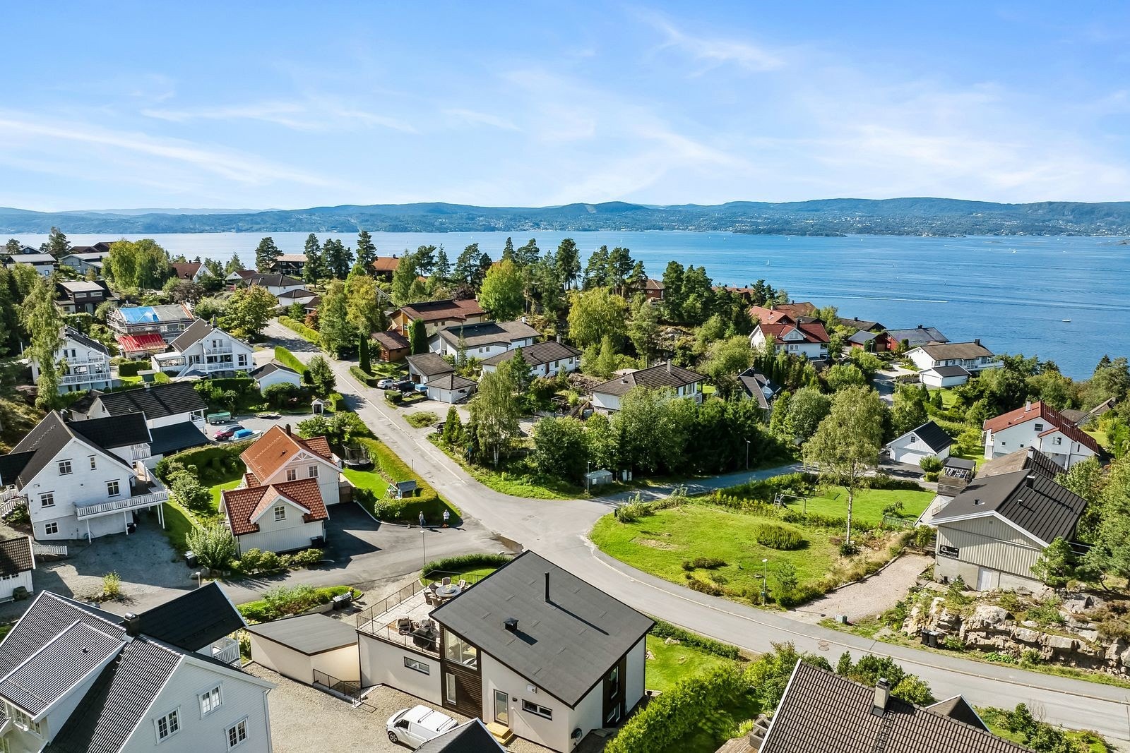 Boligen har et moderne og stilrent arkitektonisk uttrykk. Galleribilde