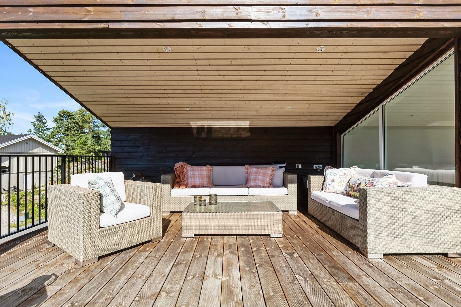 Den overbygde delen gir ly for vær og vind, og gjør det mulig å nyte utsikten og uteplassen gjennom store deler av året. Galleribilde