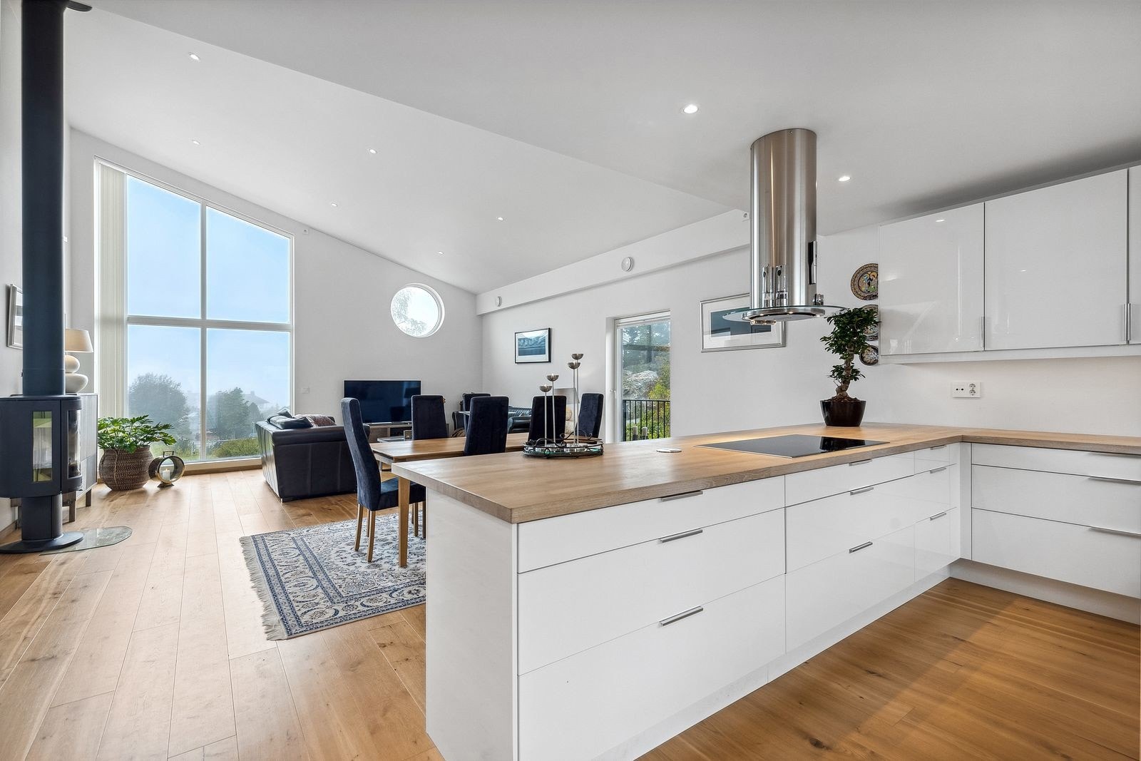 Kjøkkenøyen gir rikelig med arbeidsflate og danner en naturlig overgang mellom kjøkken og stue. Galleribilde