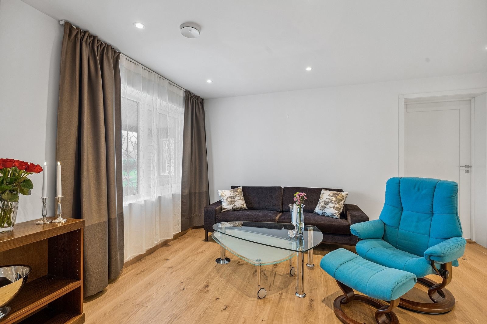 Stuen er i åpen løsning mot kjøkken-lys og arealeffektiv med plass til sofagruppe. Galleribilde