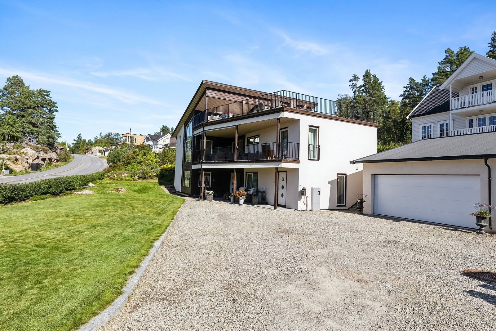 Eiendommen har en attraktiv beliggenhet i blindvei, men likevel kort vei til det meste du trenger i hverdagen. Dobbelgarasje med god lagringsplass. Galleribilde