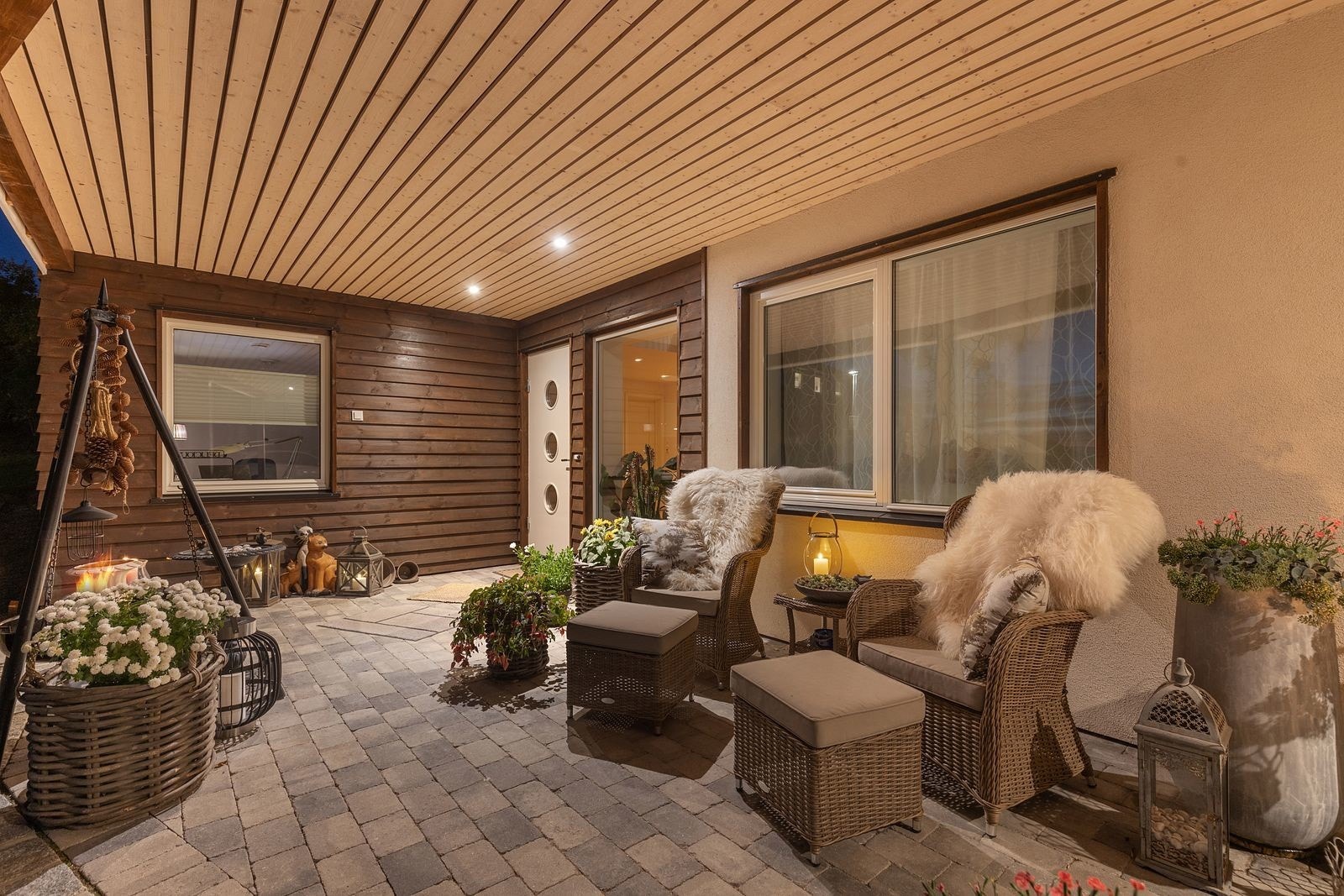 Innbydende inngangsparti gir et varmt førsteinntrykk av boligen. Galleribilde