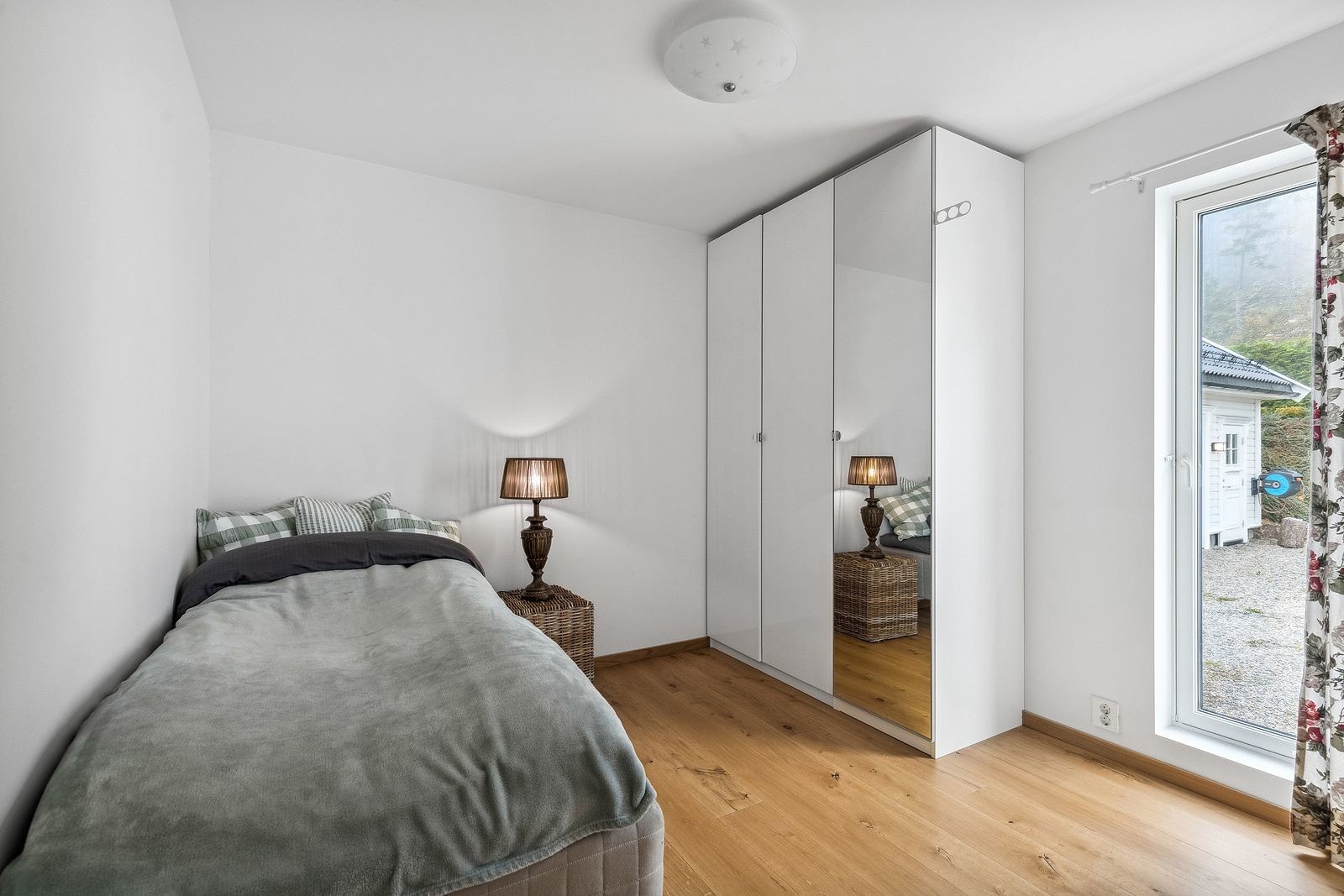 Soverom med egen utgang til hagen Galleribilde