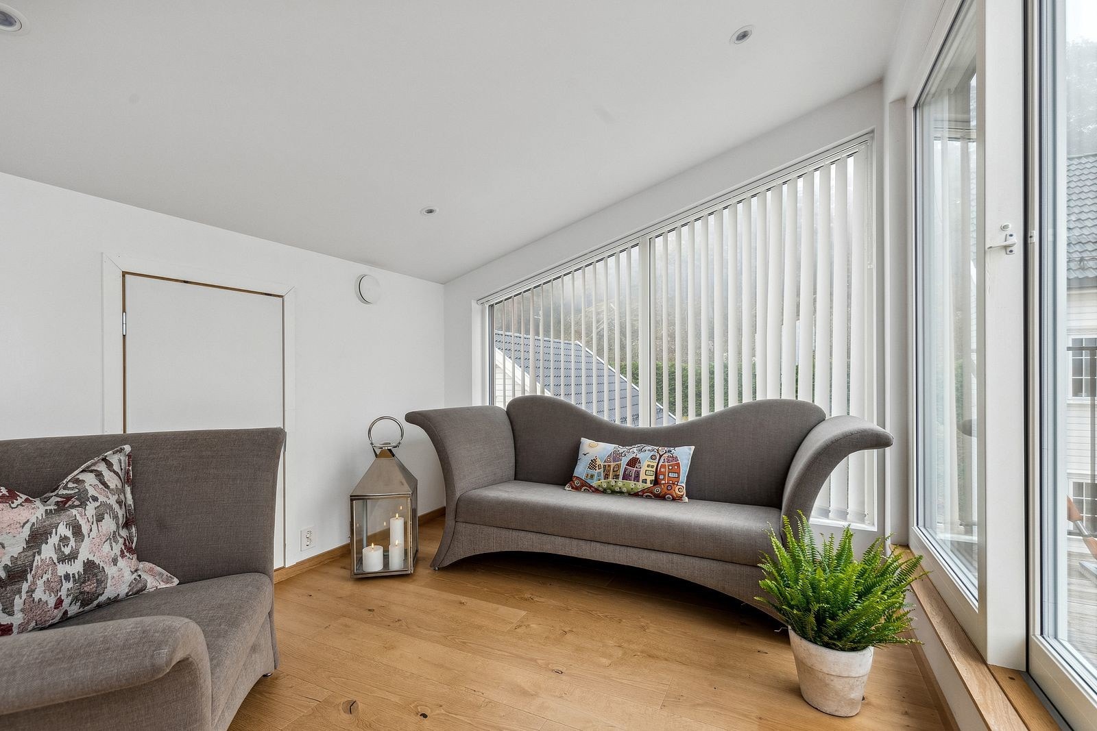 Lys og innbydende stue i tredje etasje med direkte utgang til en stor vestvendt takterrasse på hele 76 kvm. Galleribilde