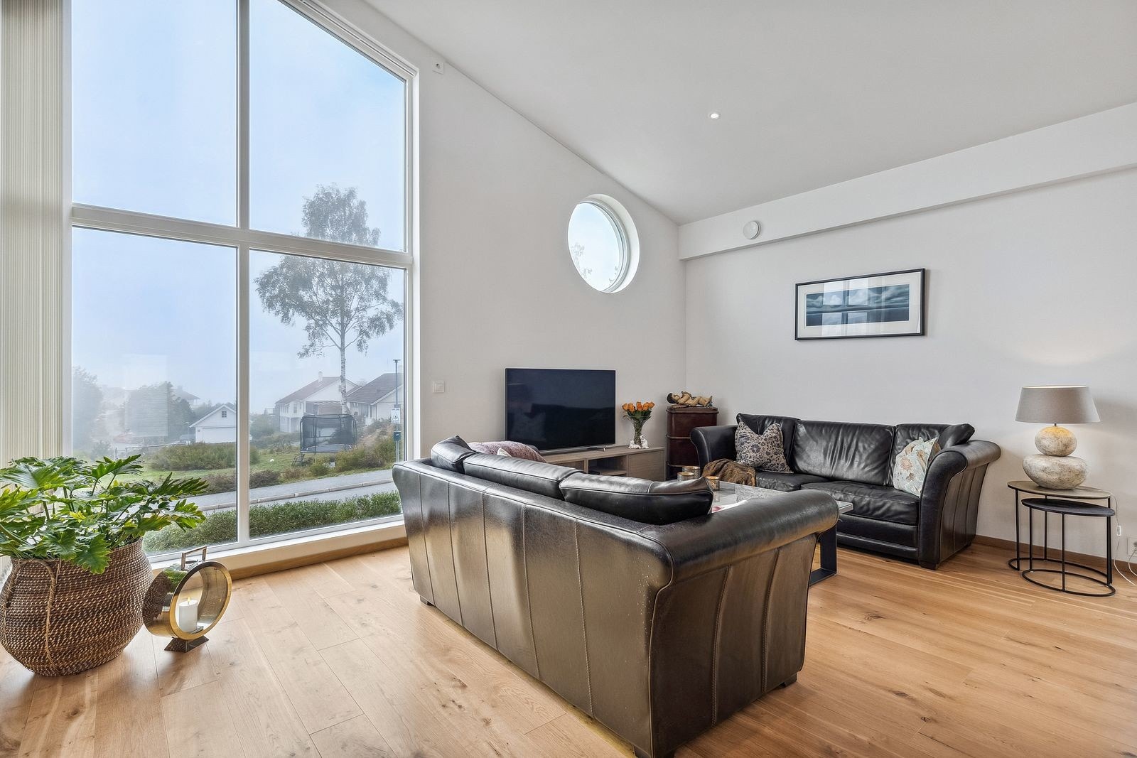 Rikelig med lys fra store vindusflater, god takhøyde, sol og utsikt! Galleribilde