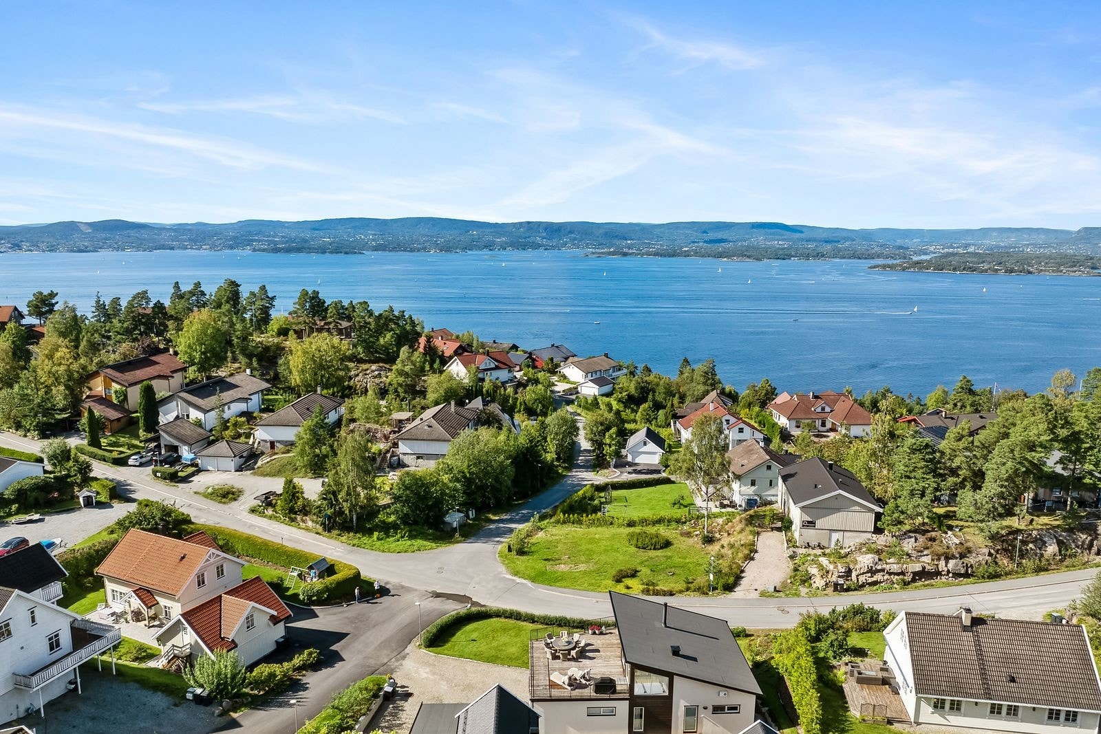 Nærhet til sjøen med fine badeplasser som bl.a. Alværnbukta, med sandstrand, brygge og supre badeforhold. Galleribilde