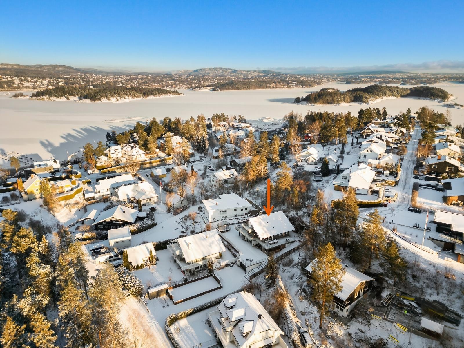 Fra eiendommen er det kun noen få minutters gange til sjøen og Taglugnbukta hvor det medfølger eierandel i strandparsell med bryggeanlegg og rett til båtplass. Galleribilde