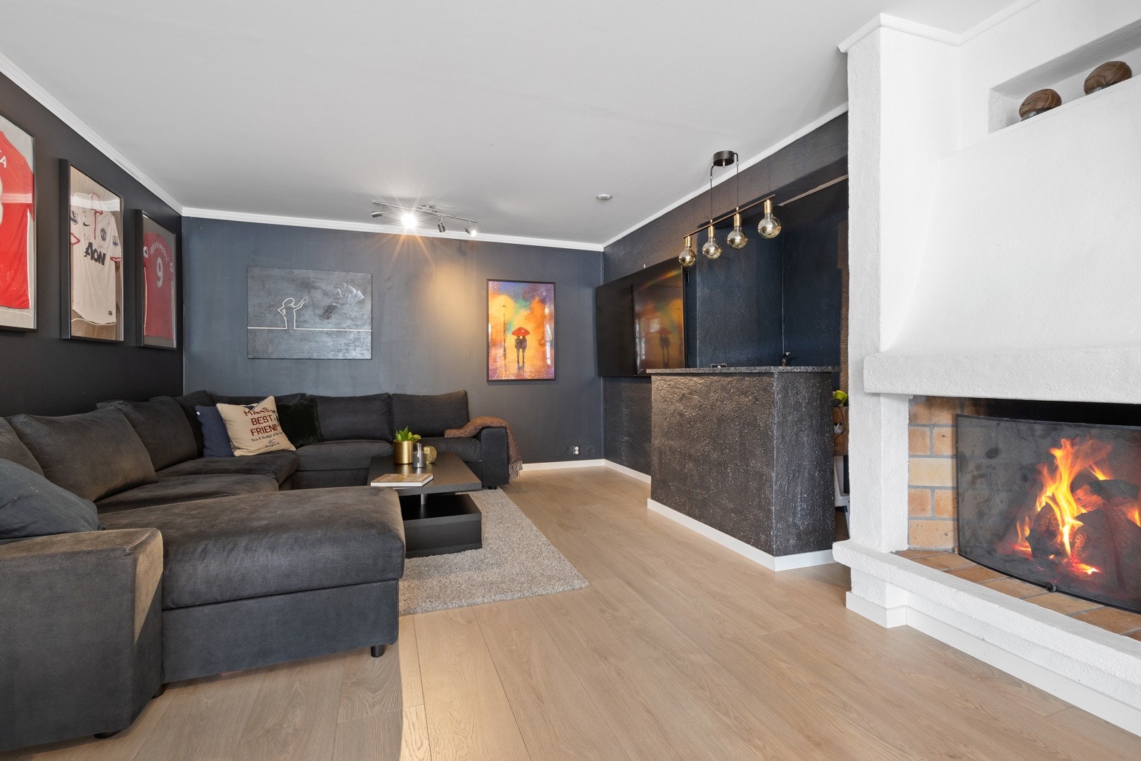 Stue i u. etasje med peis og bar Galleribilde