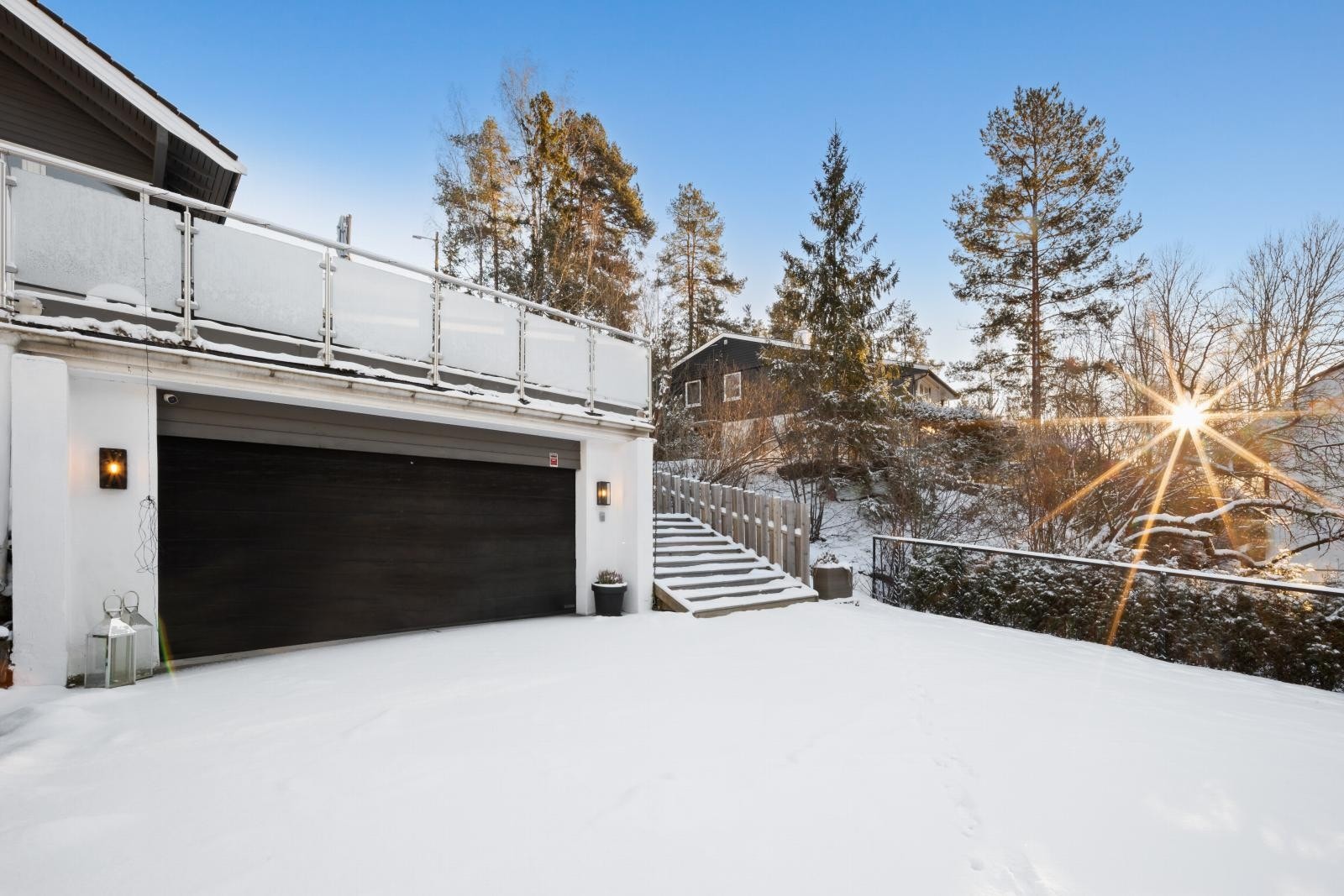 Stor gårdsplass og romslig garasje i front med opparbeidet hage og gressplen over garasjen Galleribilde