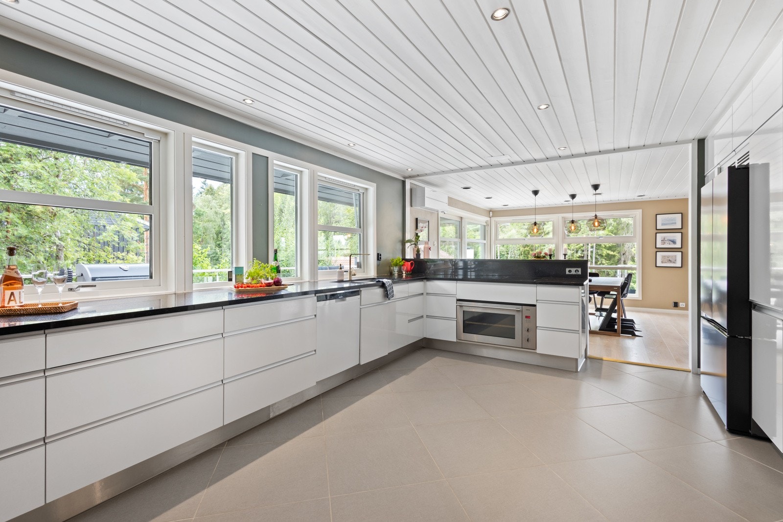 Stort kjøkken med god skap- og benkeplass Galleribilde