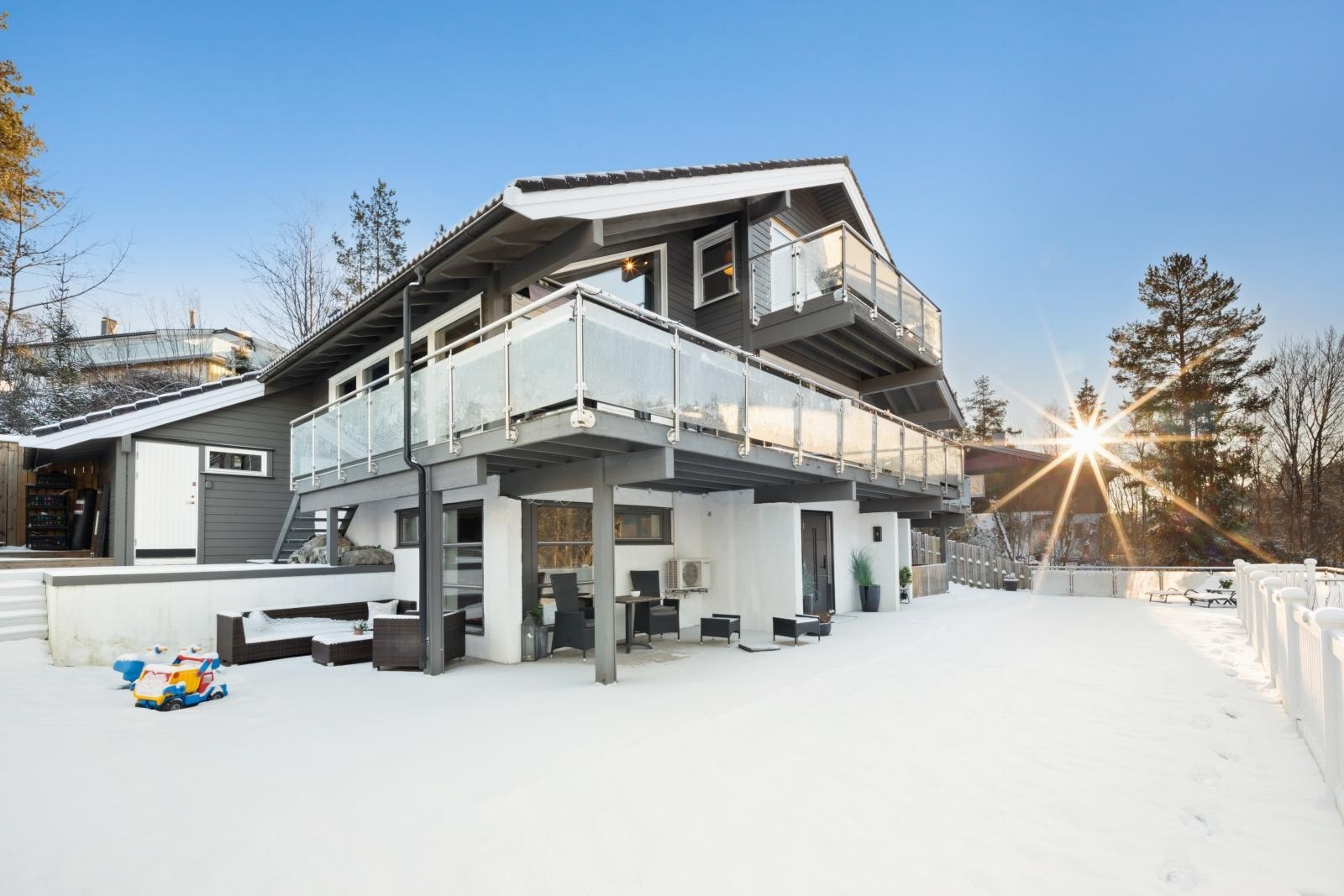 Huset er over tre plan og det er store terrasser på alle sider av huset hvor solen kan nytes gjennom hele dagen og kvelden Galleribilde