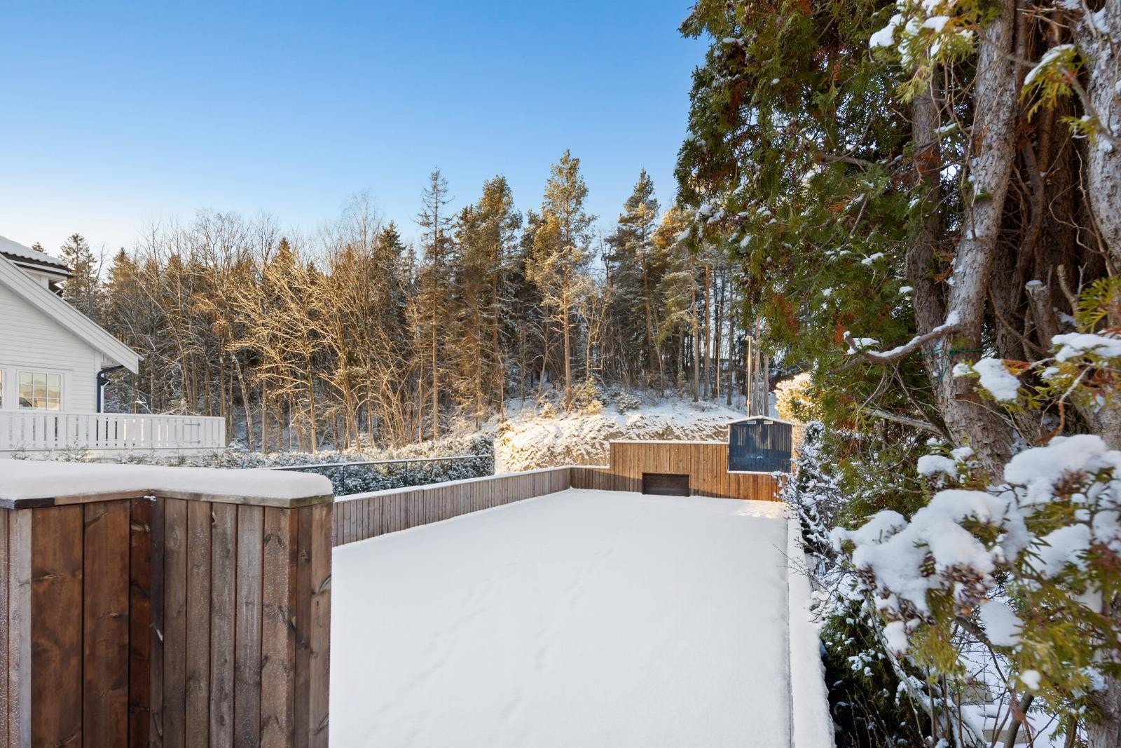 Nåværende eier har laget en privat ballbinge i forkant av huset. Denne kan enkelt fjernes dersom man ønsker å benytte aealet til annet formål. Galleribilde