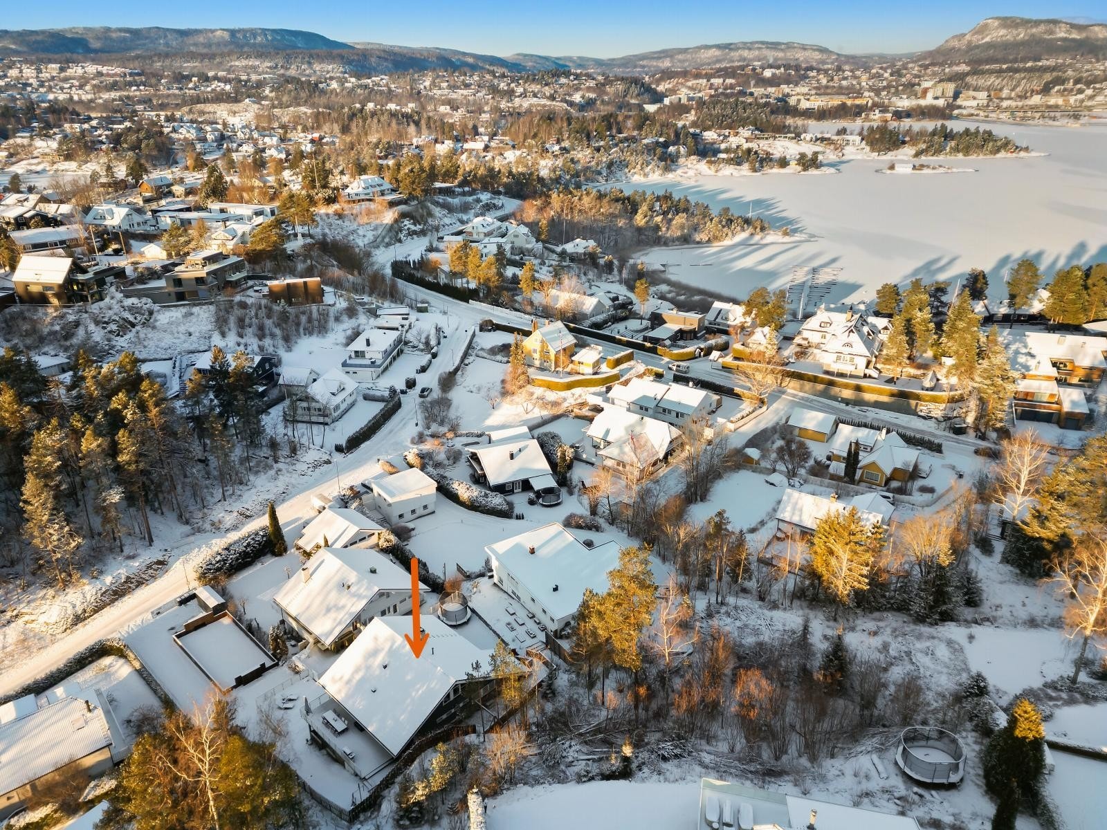 Huset ligger vestvendt og høyt i terrenget med fint utsyn over nærområdene Galleribilde
