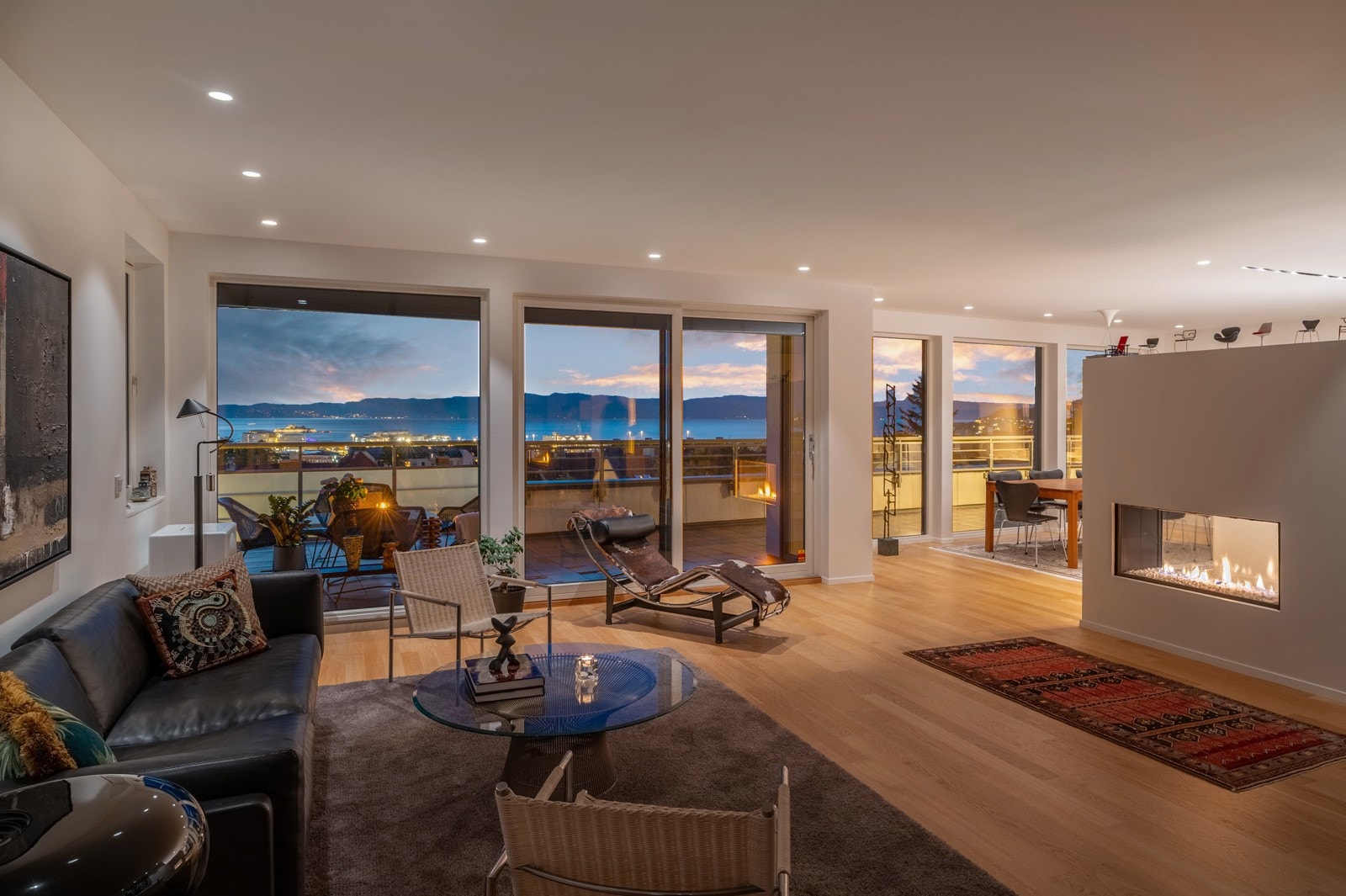 Proaktiv Eiendomsmegling ved Eirik Døsen har gleden av å presentere en svært eksklusiv toppleilighet på hele 235 kvm BRA. Galleribilde