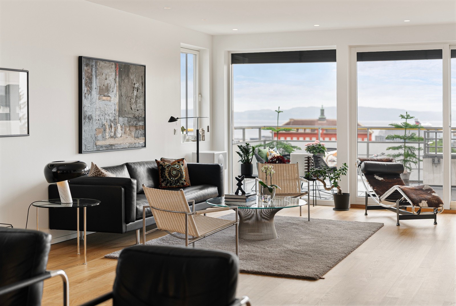 Stuen får mye naturlig lys gjennom store vinduer, noe som gir en åpen og hyggelig romfølelse. Galleribilde