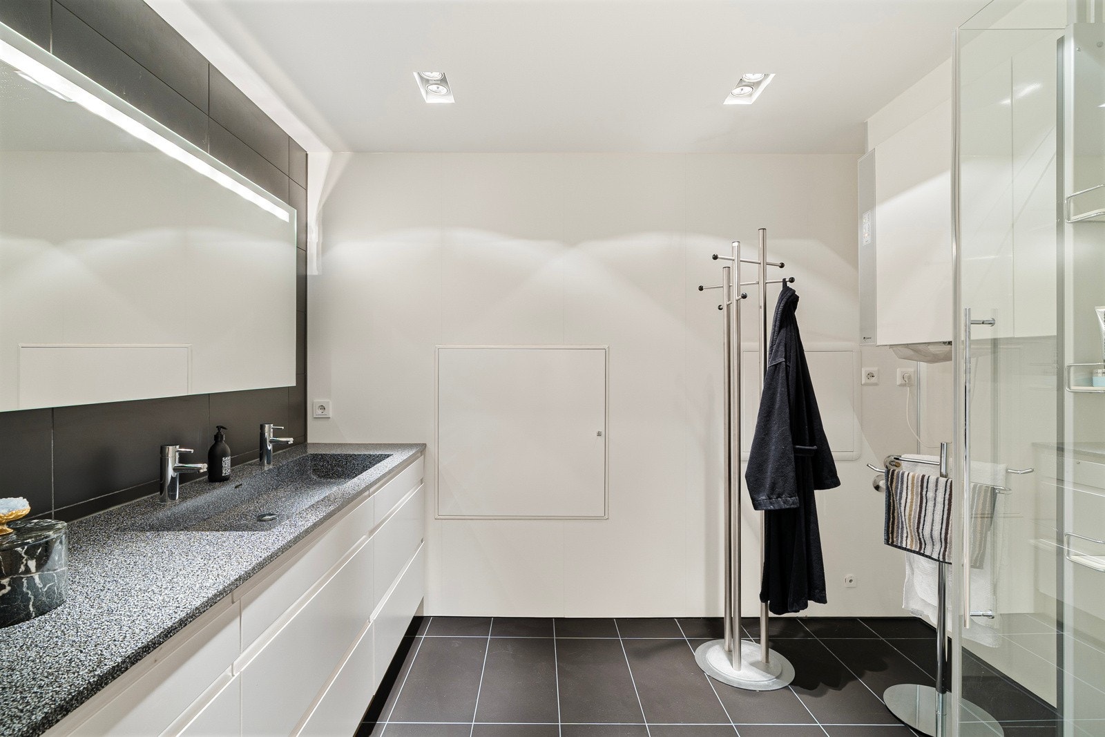 Bad med stilrene fliser, moderne preg og gulvvarme. Galleribilde