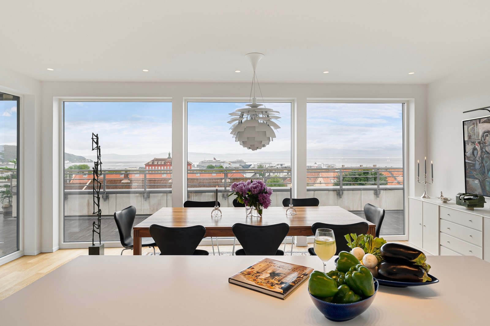 En spektakulær penthouse over en hel etasje med stor terrasse, panoramautsikt, heis rett inn, eget treningsrom og 3 P-plasser. Galleribilde