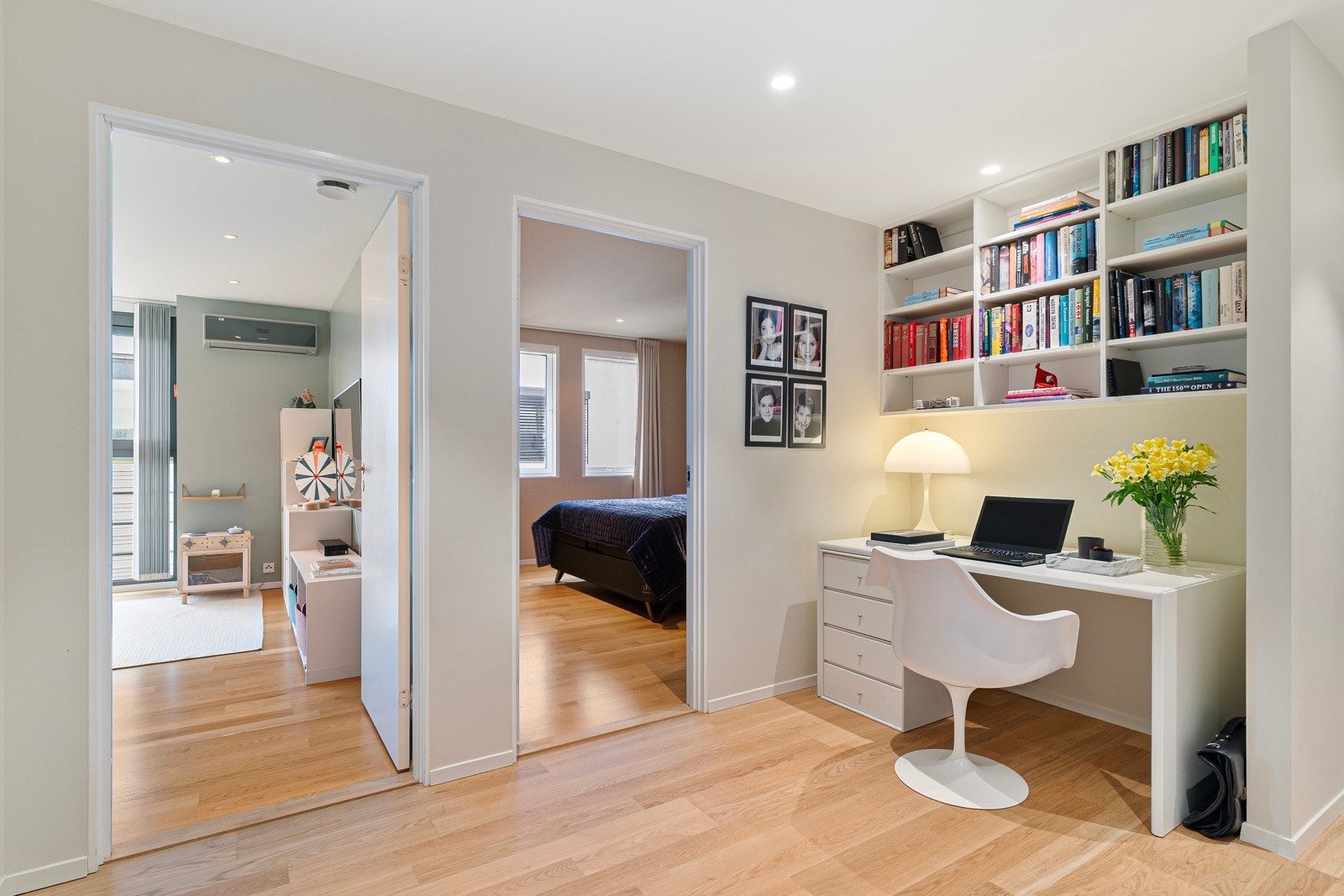 Gangen byr på en praktisk og smart løsning for hjemmekontor. Galleribilde