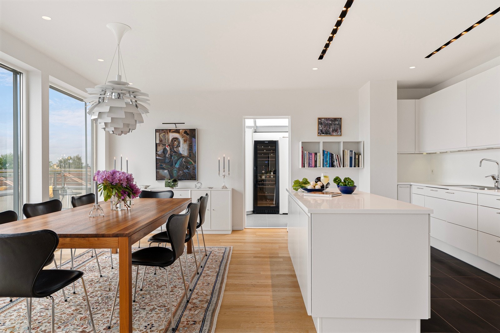 Den lyse og luftige romfølelsen fortsetter inn i kjøkkenet på hele 30 kvm. Galleribilde