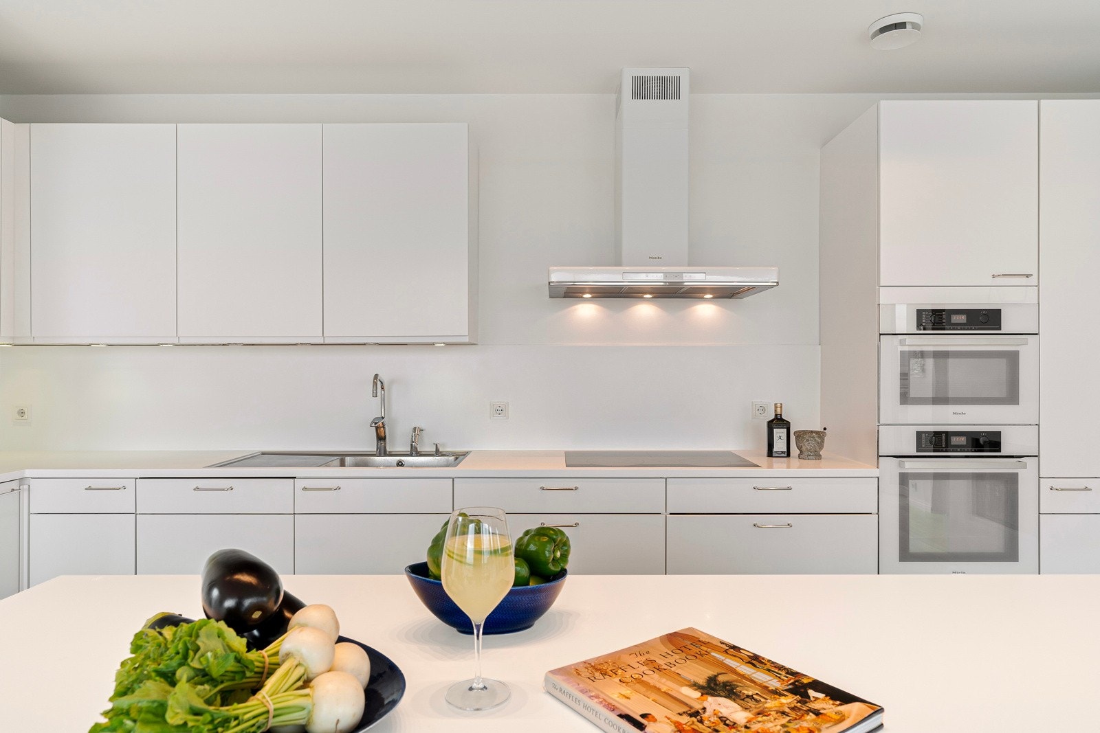 Kjøkkenet er velutstyrt med integrert stekeovn, platetopp oppvaskmaskin og kjøleskap. Galleribilde