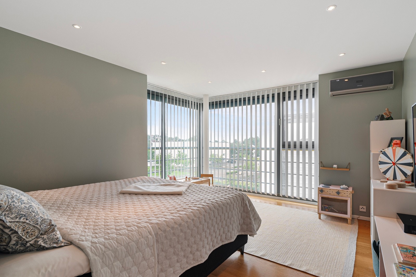 Behagelig soverom på 16,5 kvm med floor-to-ceiling vinduer som tilfører godt med naturlig lys. Galleribilde