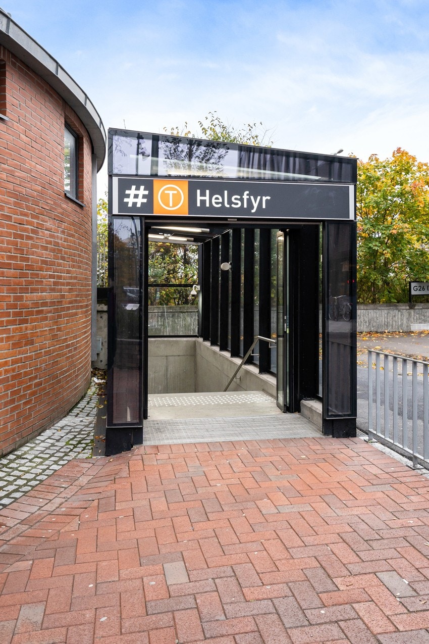 Boligen ligger like ved Helsfyr stasjon som er et kollektivt knutepunkt i Oslo med bl.a. buss (også nattbuss), T-bane, flybuss m.m. Galleribilde