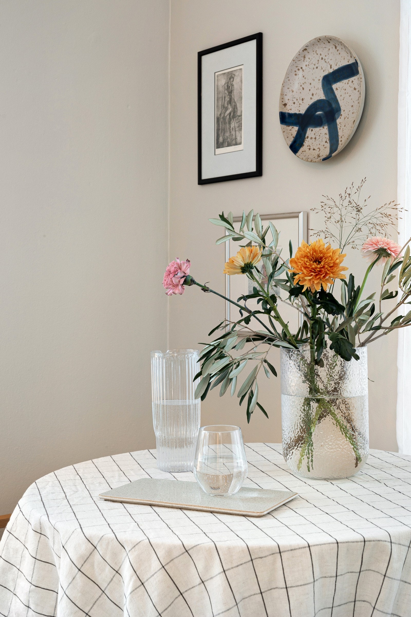 Lys og sjarmerende stue med kreative løsninger. Galleribilde