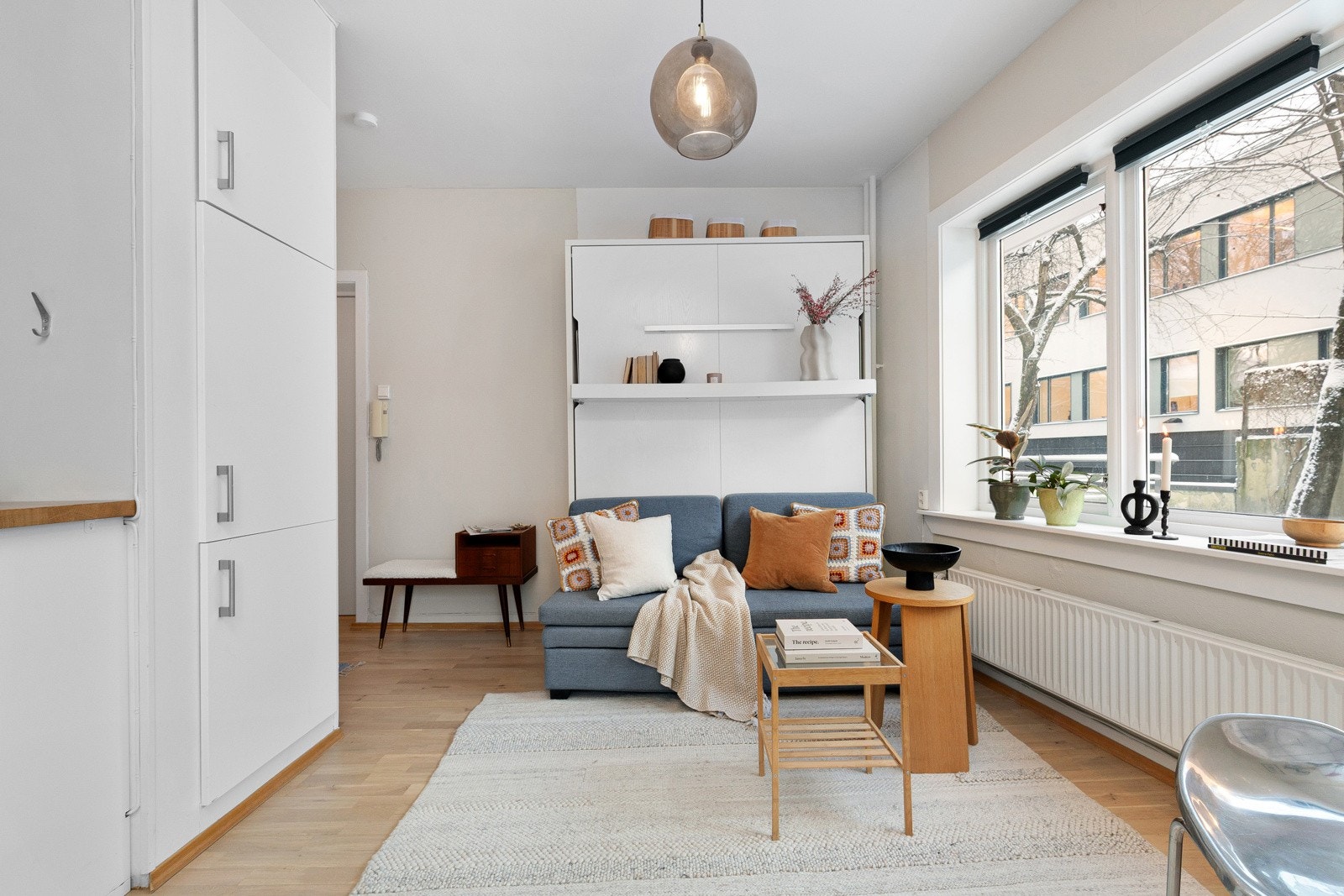 I stuen er det god plass til både sofa og spisebord. Galleribilde