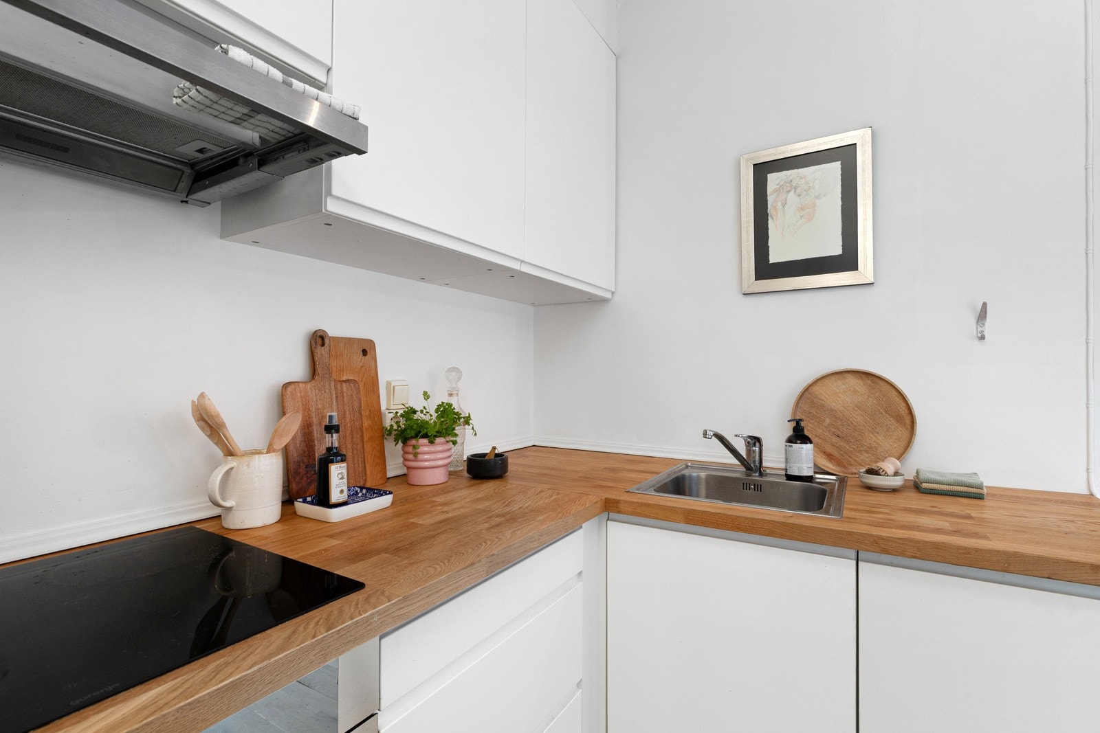 Integrerte hvitevarer som kjøleskap med frysedel, komfyr, platetopp og oppvaskmaskin. Galleribilde