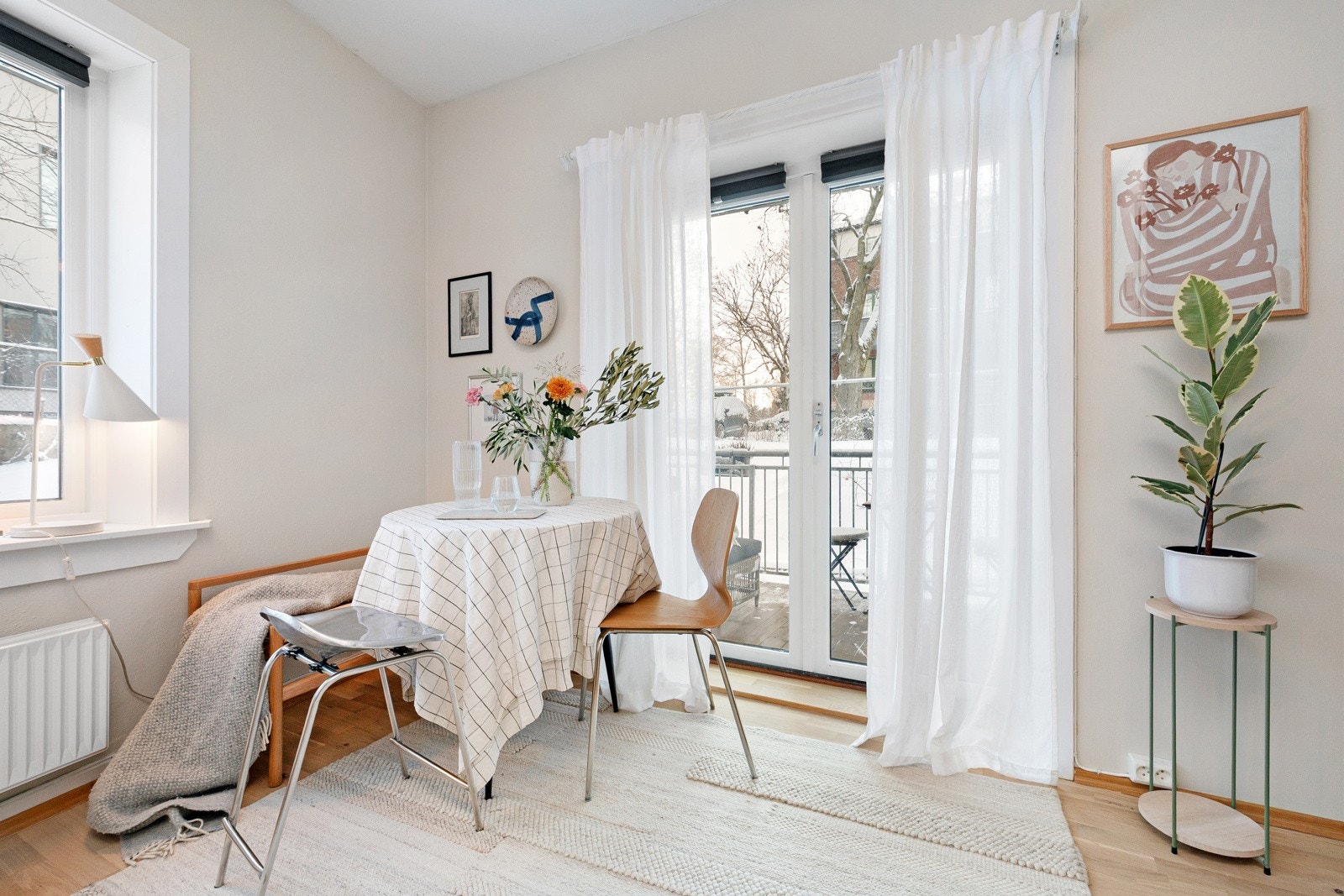 På sommerhalvåret kan man enkelt ta opp dobbeltdørene til balkongen som fører til en forlengelse av stuen. Galleribilde