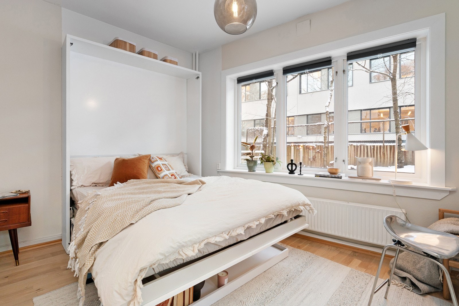 Skapseng som enkelt slås opp og ned uten at man behøver å flytte på sofaen. Galleribilde