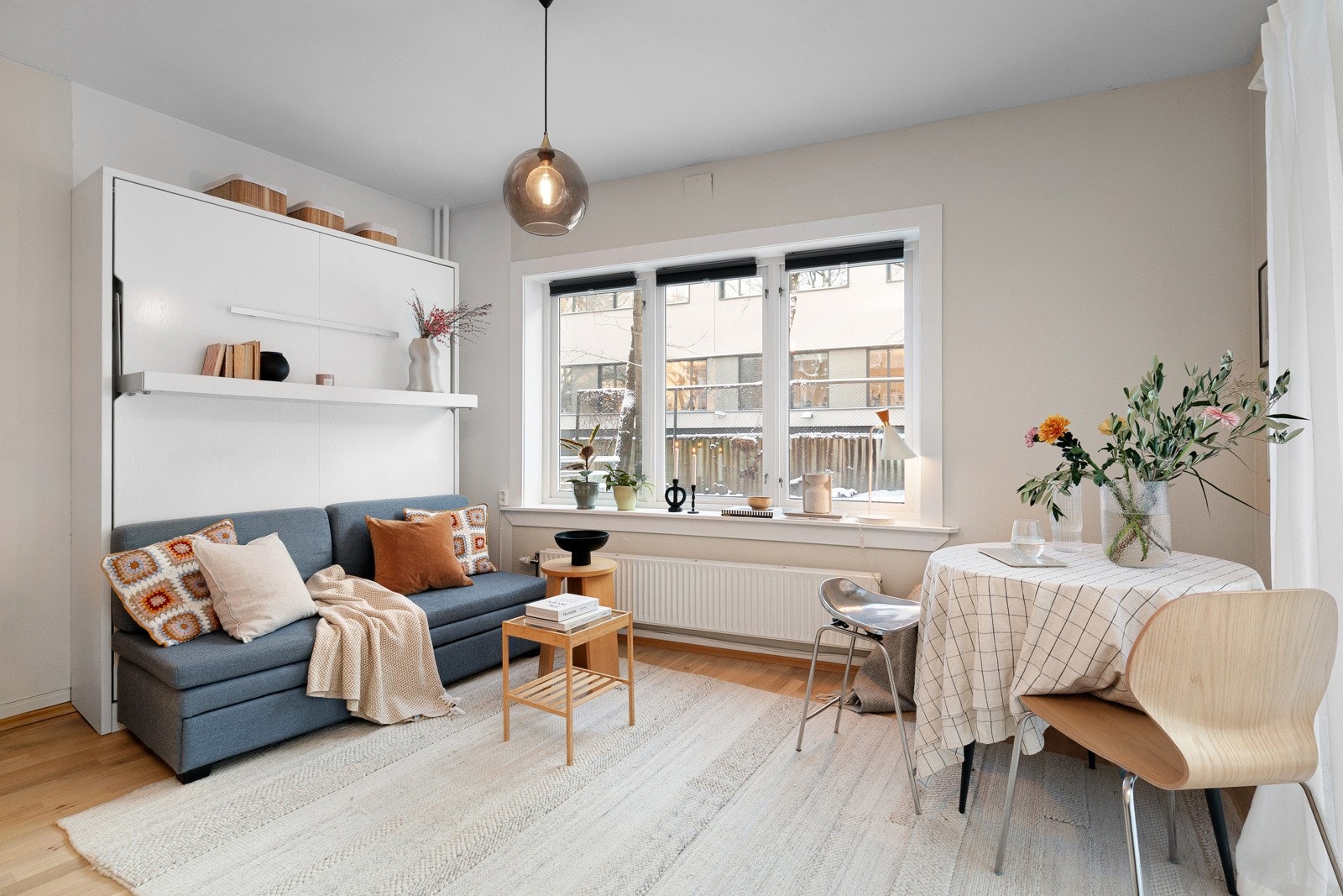 Gulvflater er belagt med parkett som nylig er slipt og lakkert. Galleribilde