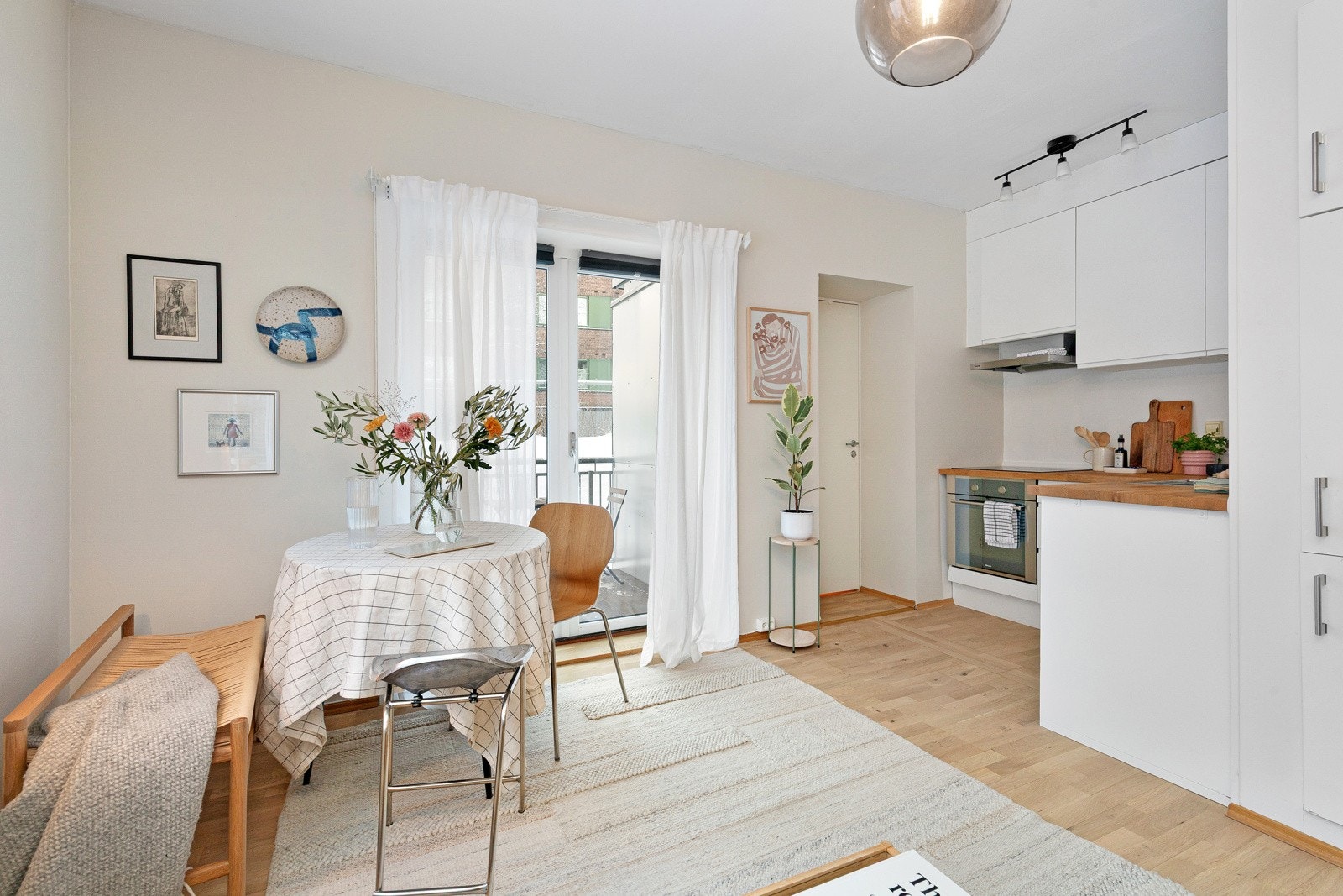 Den åpne løsningen mot kjøkkenet gjør stuen til en sosial og hyggelig sone. Galleribilde