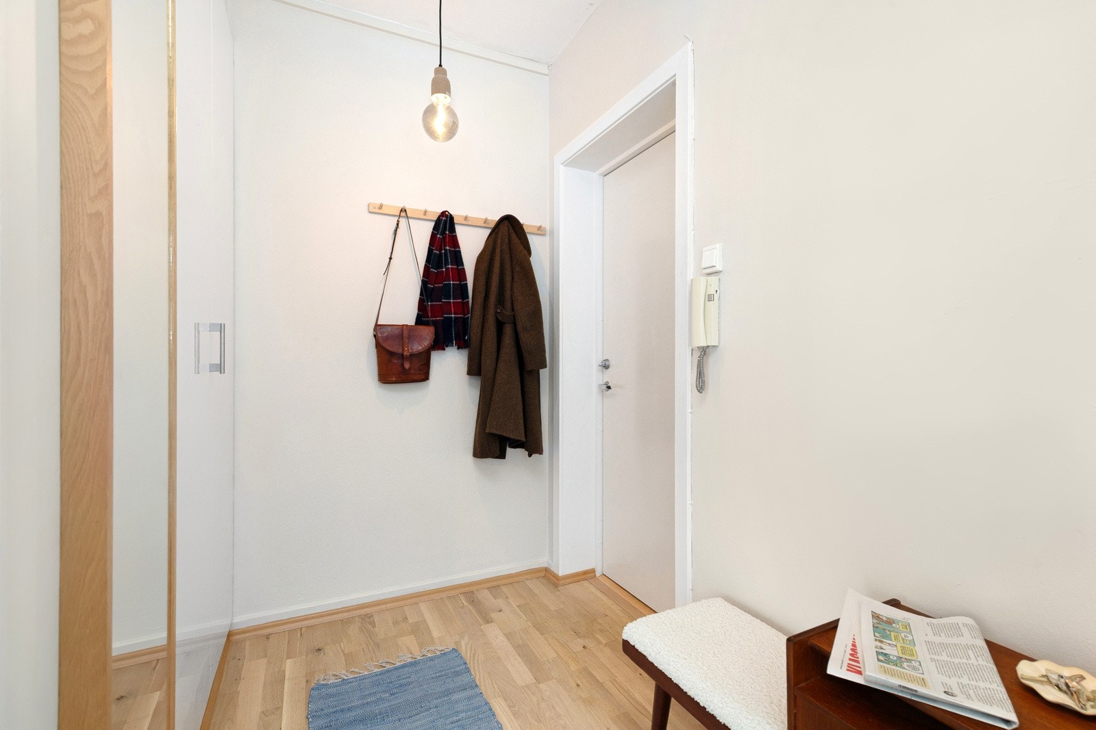 Innbydende entré med god plass til yttertøy og sko. Galleribilde