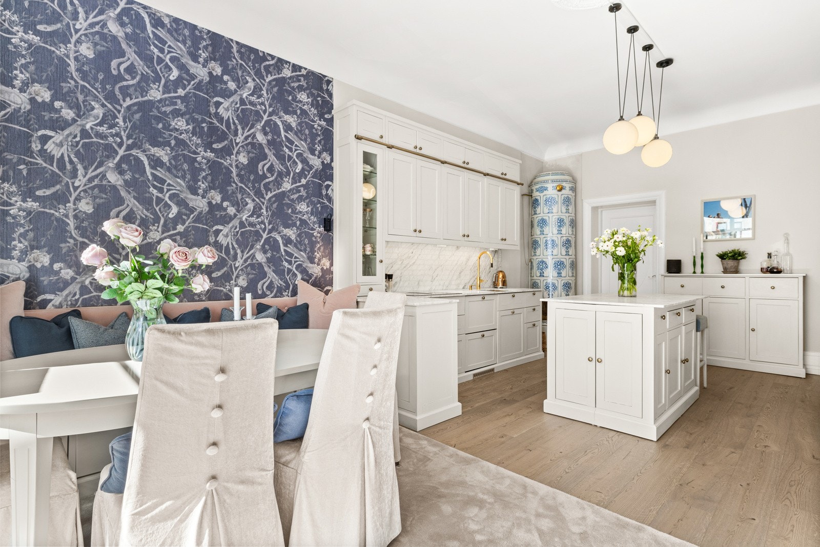 Et kjøkken der kvalitet og estetikk går hånd i hånd - spesialtilpasset innredning i håndmalt mahogni og benkeplater i eksklusiv marmor. Galleribilde