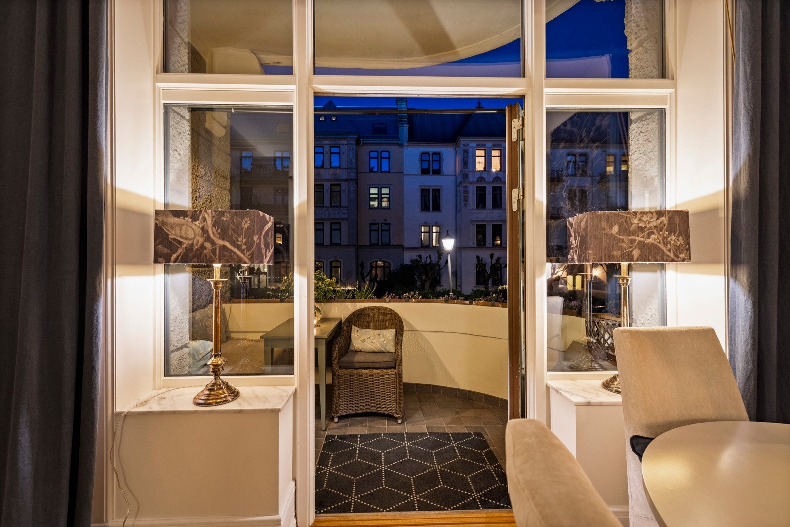 Når solen går ned bak byens hustak, blir balkongen et stemningsfullt sted for et glass vin i godt selskap. Galleribilde